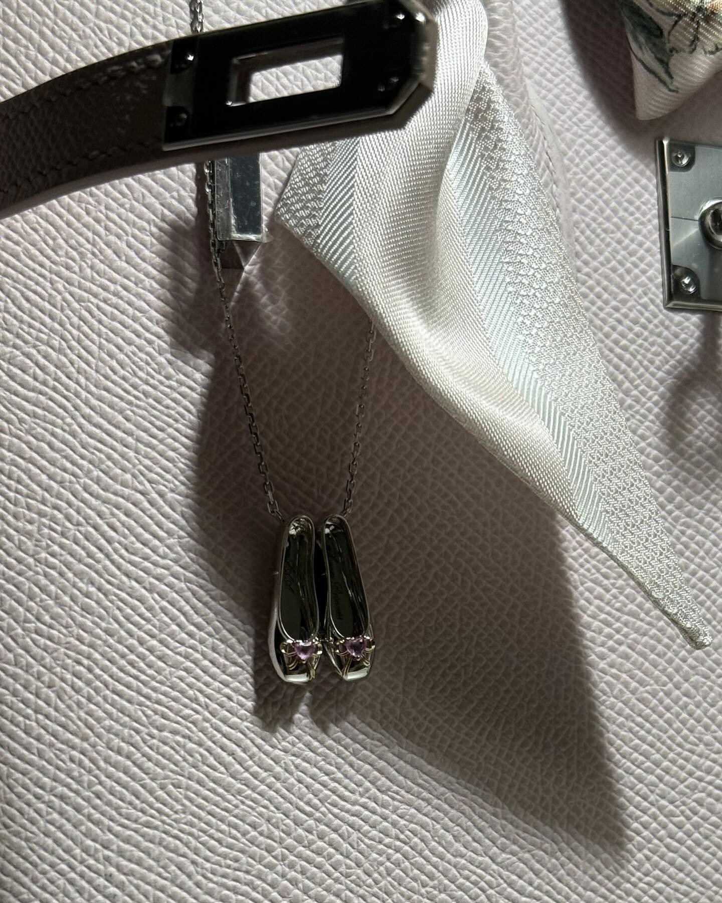 요즘 다들 발레에 푹 빠졌대요💗
다른 액세서리 밀어두고⛓️💞 발레리나 체인으로 포인트 어때?

최근 발레 코어에 이어 발레 열풍이 계속되고 있는데요. 르 트레조르의  발레리나 체인은 백조의 우아한 움직임에서 영감을 받은 디자인입니다. 액세서리처럼 발목, 부츠, 가방 등 다양하게 연출할 수 있죠.

발레리나 슈즈를 모티브 한 펜던트에 리본과 하트 모양의 핑크 사파이어 또는 다이아몬드 디테일이 더해져 고급스럽고 러블리한 매력이 돋보입니다. 체인 하나로도 은은한 포인트가 되는 발레리나 체인으로 여성스러운 분위기를 완성해 보세요. 이미지4