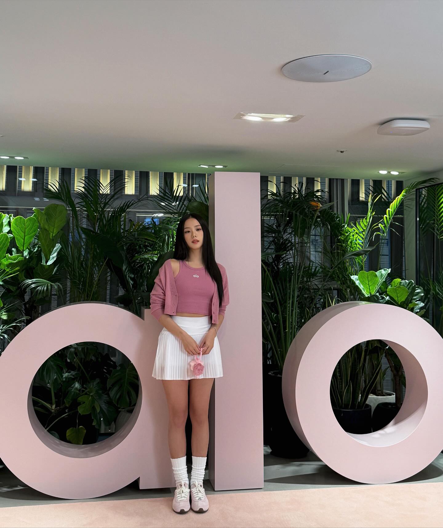 운동할 때 스타일은 포기 못 해🩰
실내 운동할 때 입기 좋은 알로 셋업 3가지✨💓
운동할 때 입기 좋은 지수의 알로, 지금 소개해드릴게요.
1. 알로 아스파이어 탱크, 8만 원대
리브드 코튼 소재로 제작된 크롭 슬리브리스로, 심플한 디자인에 브랜드 로고 포인트가 더해져 있습니다. 같은 컬러의 가디건과 매치해 데일리룩을 완성했습니다.
2. 알로 시어 캐시미어 크롭 가디건, 36만 원대
캐시미어 소재의 크롭 가디건으로, 은은하게 비치는 시어한 텍스처가 포근하고 가벼운 무드를 연출해줍니다. 테니스 스커트를 매치해 실내에서 입기 좋은 애슬레저룩을 완성했습니다.
3. 알로 그랜드 슬램 테니스 스커트, 11만 원대
플리츠 디자인의 테니스 스커트로, 하이라이즈 실루엣과 이너 쇼츠가 포함되어 있습니다. 가벼운 원단에 에어리프트 밴드를 사용했는데요. 가디건과 매치해 스포티한 데일리룩을 완성했습니다. 이미지5