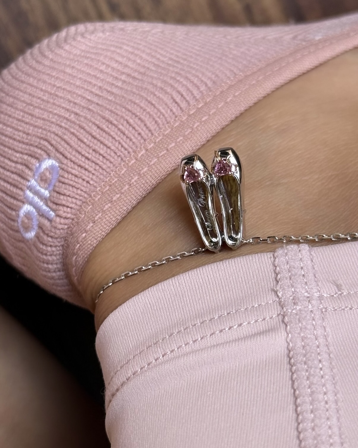 요즘 다들 발레에 푹 빠졌대요💗
다른 액세서리 밀어두고⛓️💞 발레리나 체인으로 포인트 어때?

최근 발레 코어에 이어 발레 열풍이 계속되고 있는데요. 르 트레조르의  발레리나 체인은 백조의 우아한 움직임에서 영감을 받은 디자인입니다. 액세서리처럼 발목, 부츠, 가방 등 다양하게 연출할 수 있죠.

발레리나 슈즈를 모티브 한 펜던트에 리본과 하트 모양의 핑크 사파이어 또는 다이아몬드 디테일이 더해져 고급스럽고 러블리한 매력이 돋보입니다. 체인 하나로도 은은한 포인트가 되는 발레리나 체인으로 여성스러운 분위기를 완성해 보세요. 이미지2