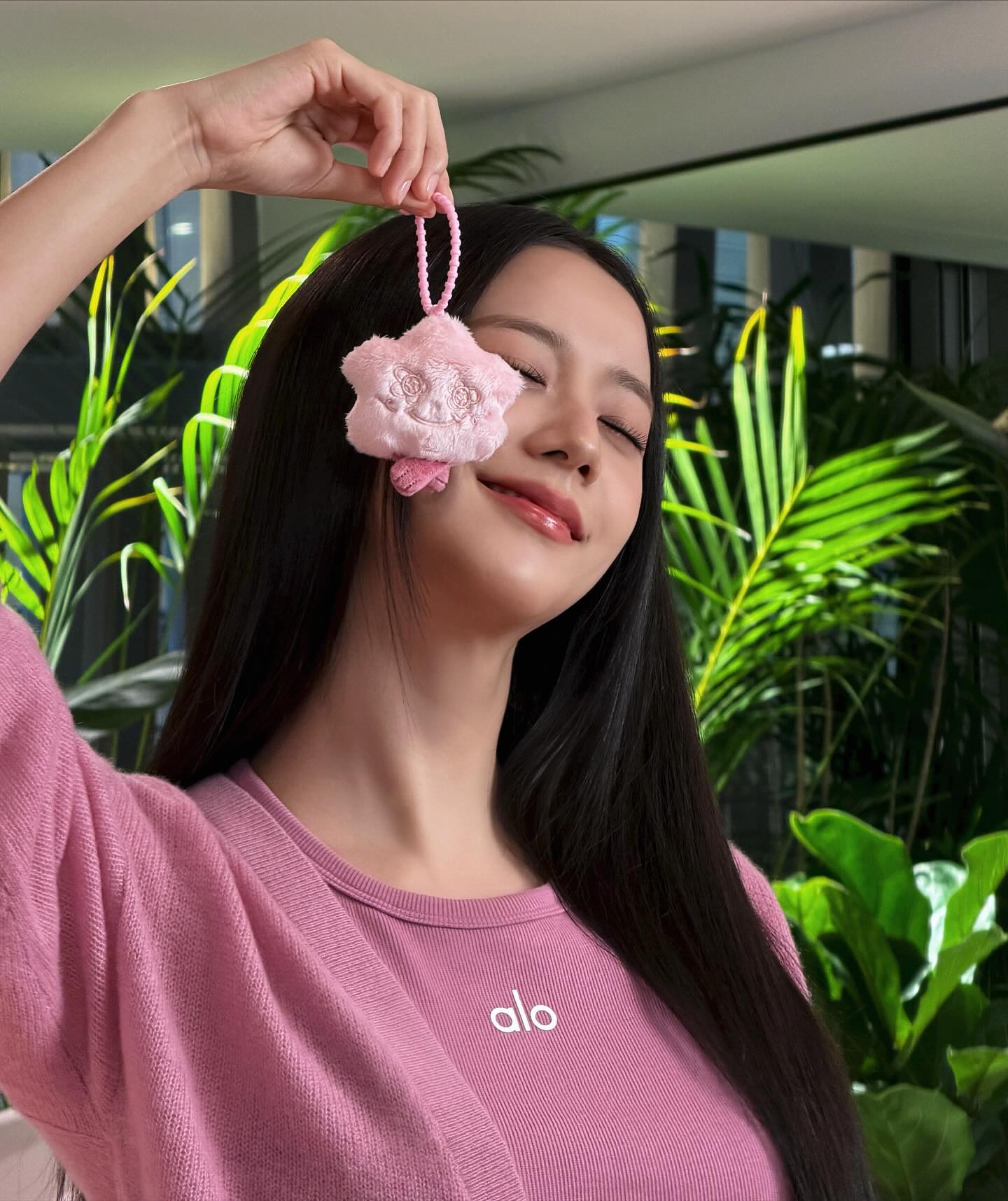 운동할 때 스타일은 포기 못 해🩰
실내 운동할 때 입기 좋은 알로 셋업 3가지✨💓
운동할 때 입기 좋은 지수의 알로, 지금 소개해드릴게요.
1. 알로 아스파이어 탱크, 8만 원대
리브드 코튼 소재로 제작된 크롭 슬리브리스로, 심플한 디자인에 브랜드 로고 포인트가 더해져 있습니다. 같은 컬러의 가디건과 매치해 데일리룩을 완성했습니다.
2. 알로 시어 캐시미어 크롭 가디건, 36만 원대
캐시미어 소재의 크롭 가디건으로, 은은하게 비치는 시어한 텍스처가 포근하고 가벼운 무드를 연출해줍니다. 테니스 스커트를 매치해 실내에서 입기 좋은 애슬레저룩을 완성했습니다.
3. 알로 그랜드 슬램 테니스 스커트, 11만 원대
플리츠 디자인의 테니스 스커트로, 하이라이즈 실루엣과 이너 쇼츠가 포함되어 있습니다. 가벼운 원단에 에어리프트 밴드를 사용했는데요. 가디건과 매치해 스포티한 데일리룩을 완성했습니다. 이미지2