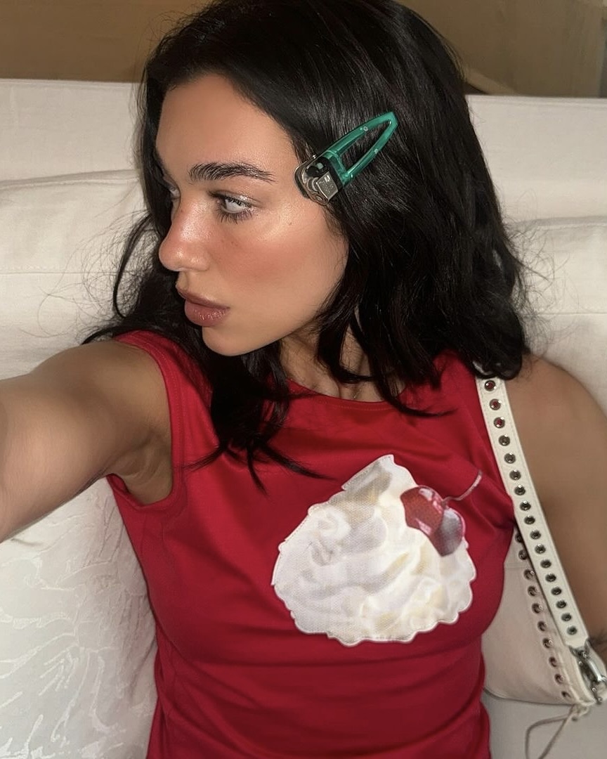 라이터를 머리에 꽂았다고?!🔥
두아 리파 헤어핀, 사실 이거 라이터가 아니라..🧐

두아 리파의 셀피 속 라이터, 사실은 헤어핀이었는데요. 독특한 스타일링으로 화제를 모은 이 핀은 독일 디자이너 코리나 구토스의 작품입니다. 버려진 라이터를 업사이클링해 만든것으로 일상 오브제를 감각적으로 재해석한 아이디어가 돋보이는 아이템인데요.

조금은 파격적이지만 그래서 더 매력적인 이 아이템, 이번 시즌 포인트 액세서리로 시도해보는 건 어떨까요?  이미지2