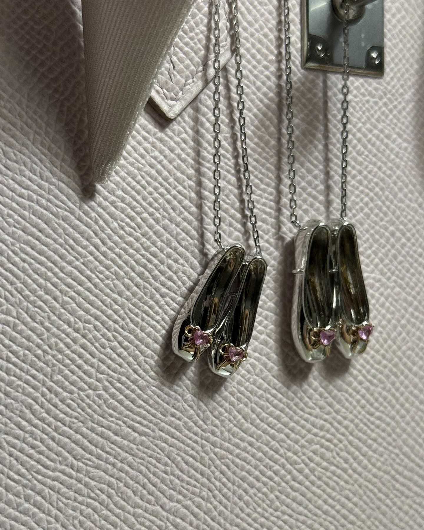 요즘 다들 발레에 푹 빠졌대요💗
다른 액세서리 밀어두고⛓️💞 발레리나 체인으로 포인트 어때?

최근 발레 코어에 이어 발레 열풍이 계속되고 있는데요. 르 트레조르의  발레리나 체인은 백조의 우아한 움직임에서 영감을 받은 디자인입니다. 액세서리처럼 발목, 부츠, 가방 등 다양하게 연출할 수 있죠.

발레리나 슈즈를 모티브 한 펜던트에 리본과 하트 모양의 핑크 사파이어 또는 다이아몬드 디테일이 더해져 고급스럽고 러블리한 매력이 돋보입니다. 체인 하나로도 은은한 포인트가 되는 발레리나 체인으로 여성스러운 분위기를 완성해 보세요. 이미지3