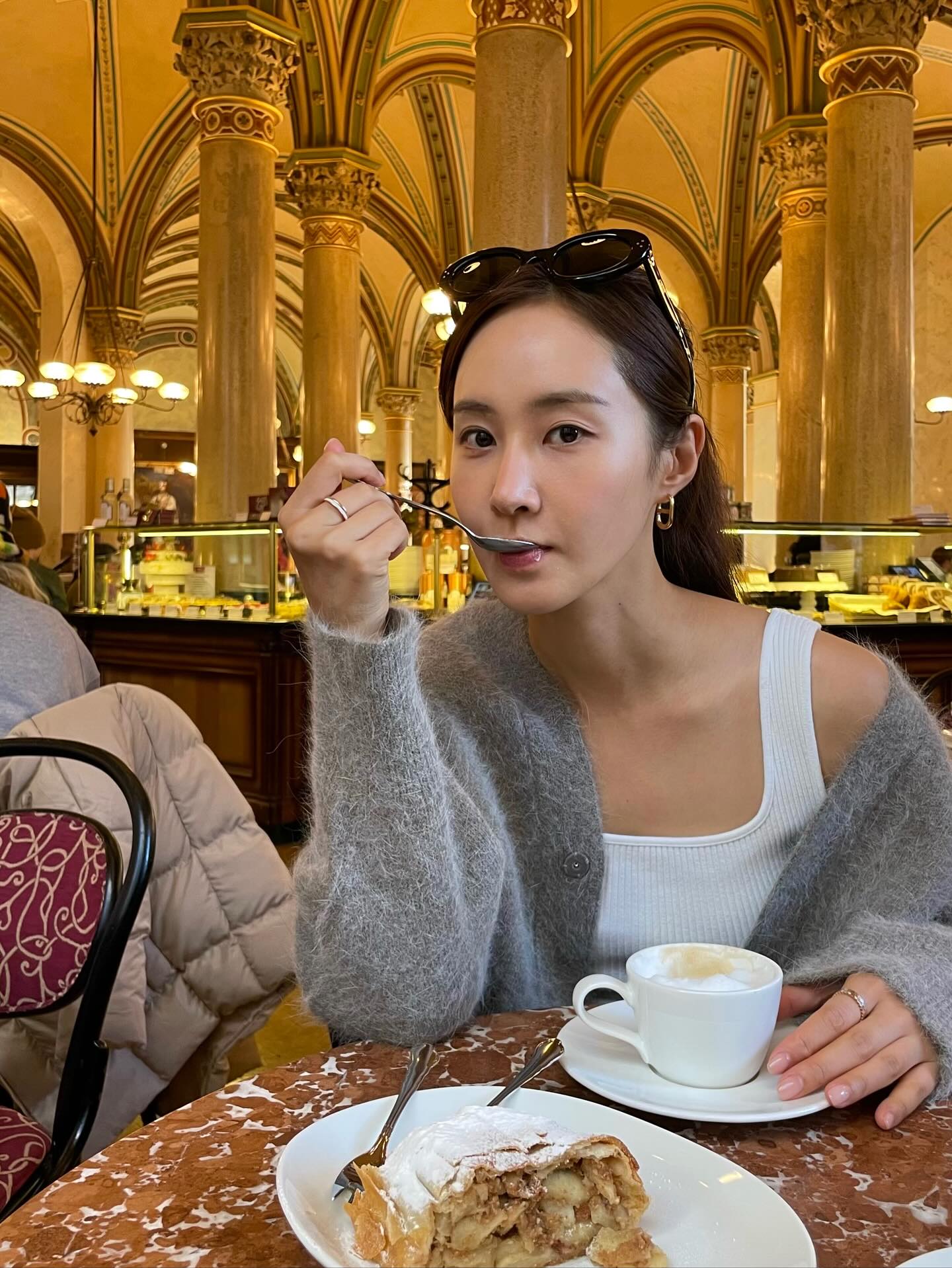 니트만으론 뭔가 부족한 지금🤔
쌀쌀해진 날씨에 셀럽들도 퍼 가디건으로 갈아탔대💨⛅️ 이미지1