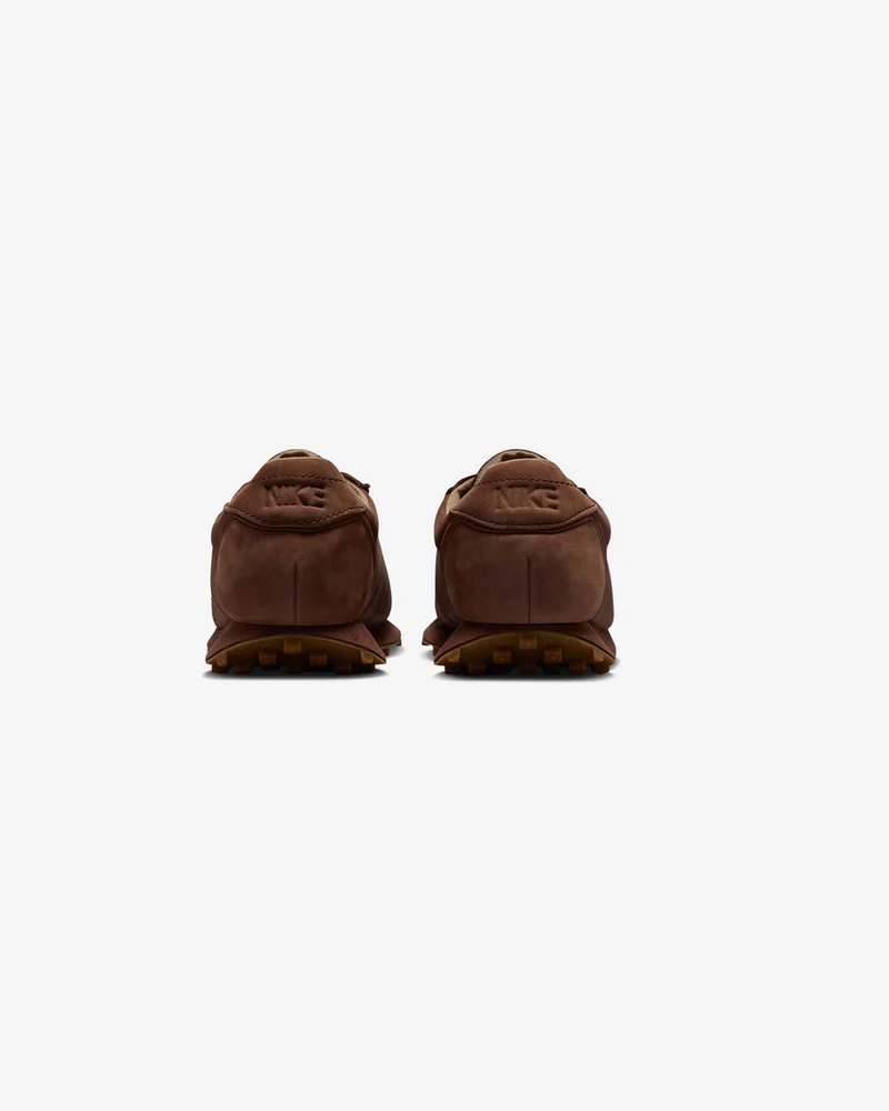 우리가 원하는 가을 신발 이거지👀
익숙하면서도 새로운 나이키와 아리찌아 운동화🐻💫놓치지 말자
나이키와 캐나다 밴쿠버 기반의 여성 브랜드 아리찌아의 협업이 공개되면서 기대를 모으고 있는데요. 이번 협업으로 선보이는 Nike LD-1000은 아리찌아의 특유의 고급스러움과 나이키의 클래식 디자인의 아카이브가 담긴 아이템이죠.
브라운 가죽 갑피와 둥근 앞코, 매끈한 실루엣이 특징으로 작은 미니 스우시 로고와 와플 아웃솔이 포인트죠. 실용적이면서 스타일까지 갖춘 가격은 Nike LD-1000은 약 17만 원 대로, 10월 30일 발매될 예정입니다. 이미지9