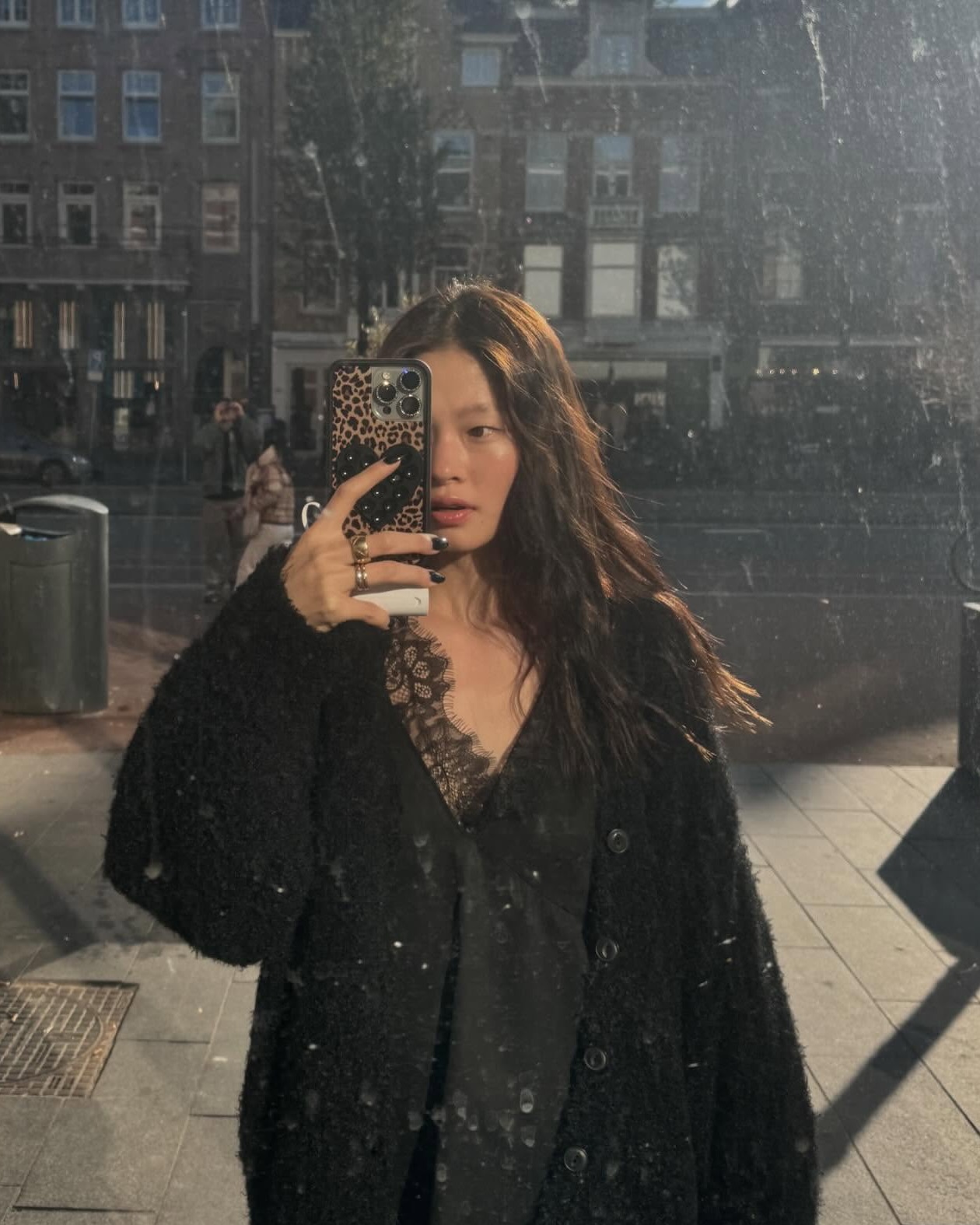 니트만으론 뭔가 부족한 지금🤔
쌀쌀해진 날씨에 셀럽들도 퍼 가디건으로 갈아탔대💨⛅️ 이미지7