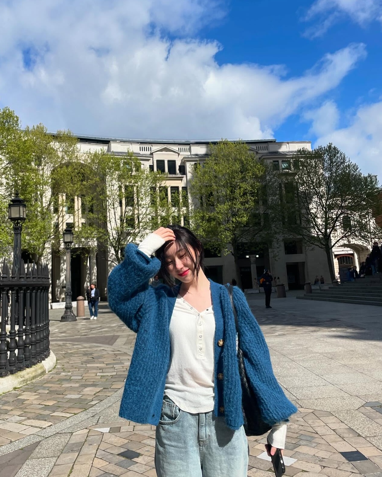 니트만으론 뭔가 부족한 지금🤔
쌀쌀해진 날씨에 셀럽들도 퍼 가디건으로 갈아탔대💨⛅️ 이미지3