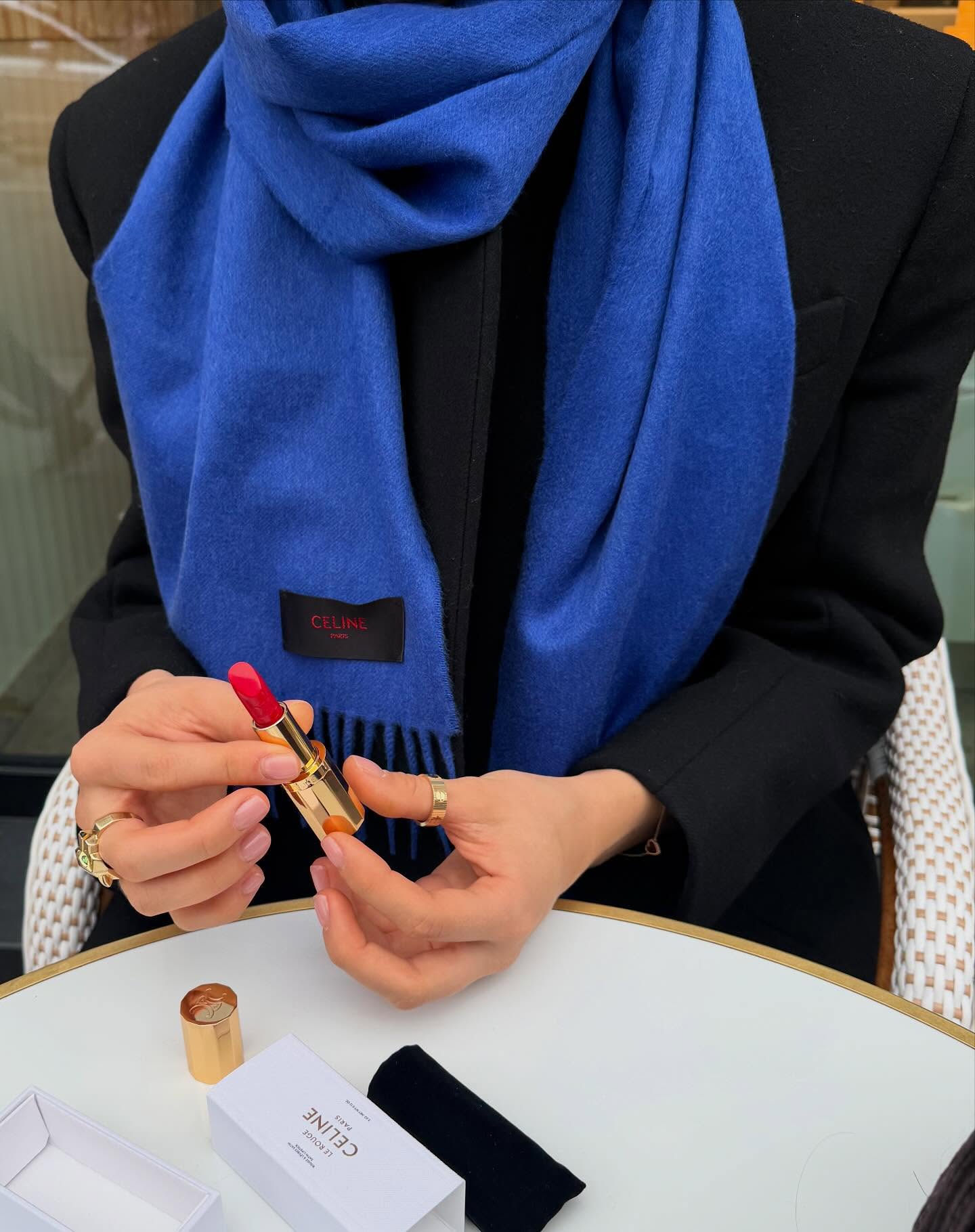 영하 날씨엔 목도리 필수🧣 따뜻함은 기본🤎 트렌디함까지 챙긴 간절기 스타일링✨ 이미지