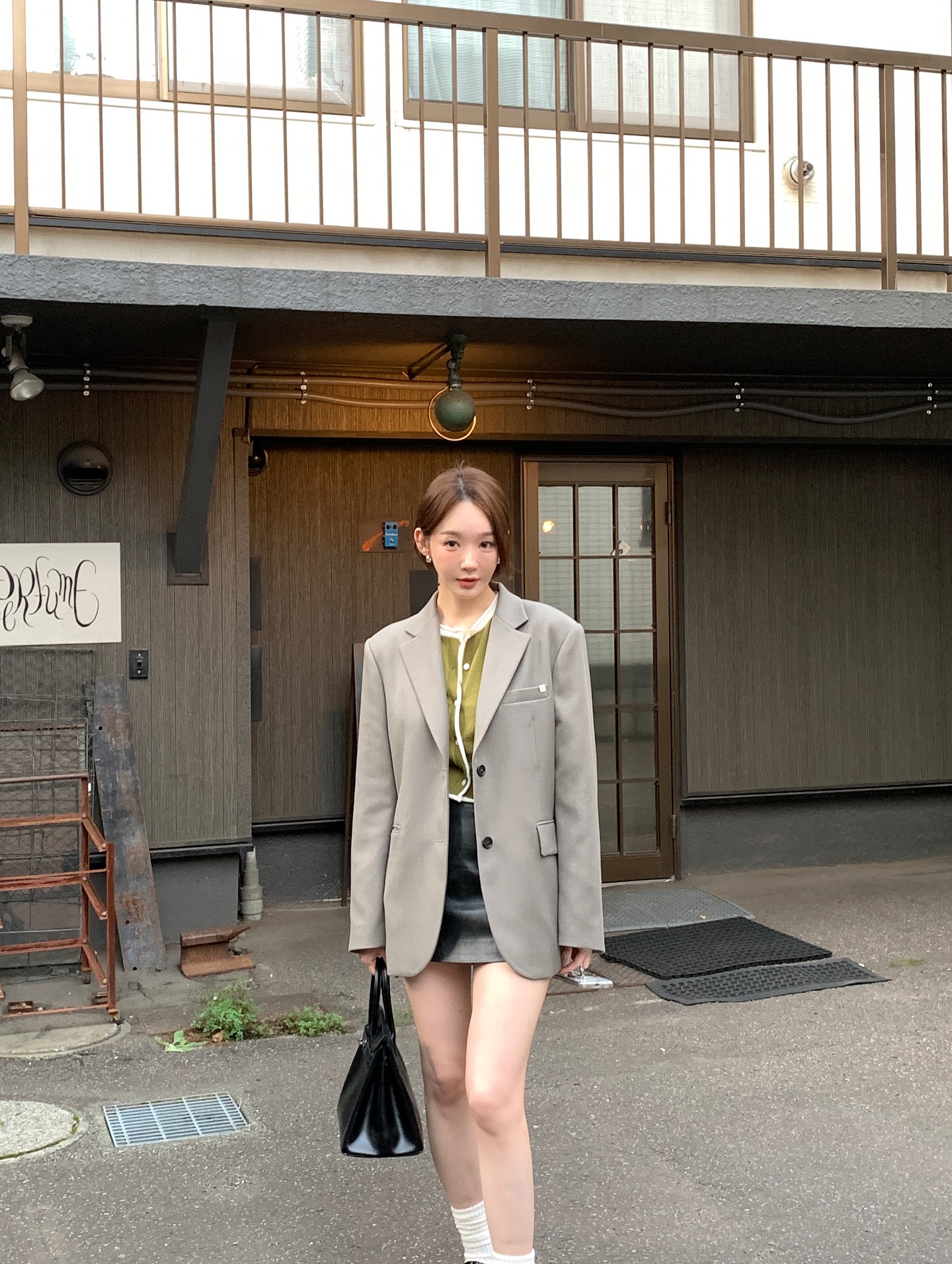 한 끗 차이로 느좋녀룩 완성?🔍
아우터 속 가디건 레이어드만으로 데일리룩을 돋보이게✨🖤 이미지7