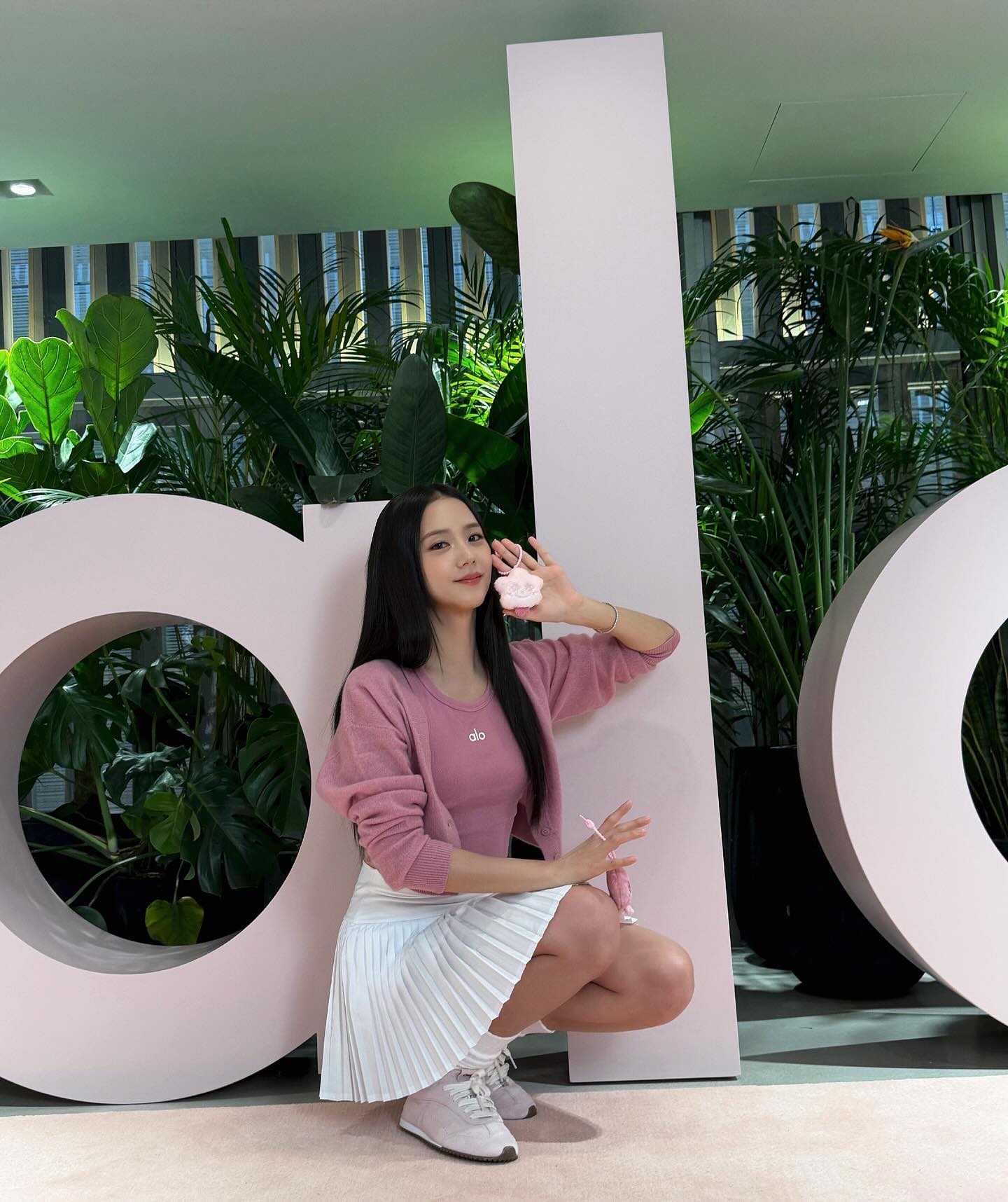 운동할 때 스타일은 포기 못 해🩰
실내 운동할 때 입기 좋은 알로 셋업 3가지✨💓
운동할 때 입기 좋은 지수의 알로, 지금 소개해드릴게요.
1. 알로 아스파이어 탱크, 8만 원대
리브드 코튼 소재로 제작된 크롭 슬리브리스로, 심플한 디자인에 브랜드 로고 포인트가 더해져 있습니다. 같은 컬러의 가디건과 매치해 데일리룩을 완성했습니다.
2. 알로 시어 캐시미어 크롭 가디건, 36만 원대
캐시미어 소재의 크롭 가디건으로, 은은하게 비치는 시어한 텍스처가 포근하고 가벼운 무드를 연출해줍니다. 테니스 스커트를 매치해 실내에서 입기 좋은 애슬레저룩을 완성했습니다.
3. 알로 그랜드 슬램 테니스 스커트, 11만 원대
플리츠 디자인의 테니스 스커트로, 하이라이즈 실루엣과 이너 쇼츠가 포함되어 있습니다. 가벼운 원단에 에어리프트 밴드를 사용했는데요. 가디건과 매치해 스포티한 데일리룩을 완성했습니다. 이미지8