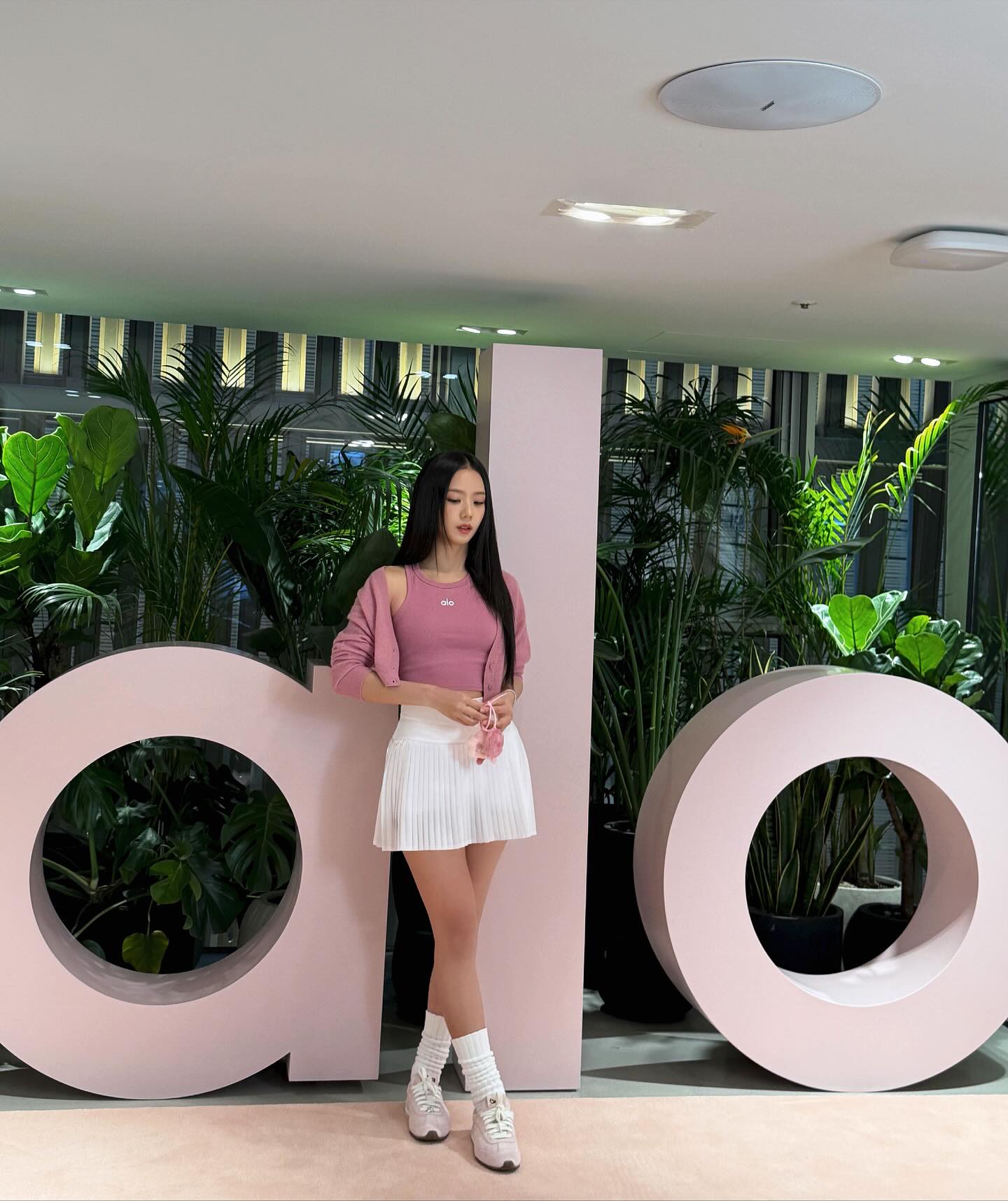 운동할 때 스타일은 포기 못 해🩰
실내 운동할 때 입기 좋은 알로 셋업 3가지✨💓
운동할 때 입기 좋은 지수의 알로, 지금 소개해드릴게요.
1. 알로 아스파이어 탱크, 8만 원대
리브드 코튼 소재로 제작된 크롭 슬리브리스로, 심플한 디자인에 브랜드 로고 포인트가 더해져 있습니다. 같은 컬러의 가디건과 매치해 데일리룩을 완성했습니다.
2. 알로 시어 캐시미어 크롭 가디건, 36만 원대
캐시미어 소재의 크롭 가디건으로, 은은하게 비치는 시어한 텍스처가 포근하고 가벼운 무드를 연출해줍니다. 테니스 스커트를 매치해 실내에서 입기 좋은 애슬레저룩을 완성했습니다.
3. 알로 그랜드 슬램 테니스 스커트, 11만 원대
플리츠 디자인의 테니스 스커트로, 하이라이즈 실루엣과 이너 쇼츠가 포함되어 있습니다. 가벼운 원단에 에어리프트 밴드를 사용했는데요. 가디건과 매치해 스포티한 데일리룩을 완성했습니다. 이미지4