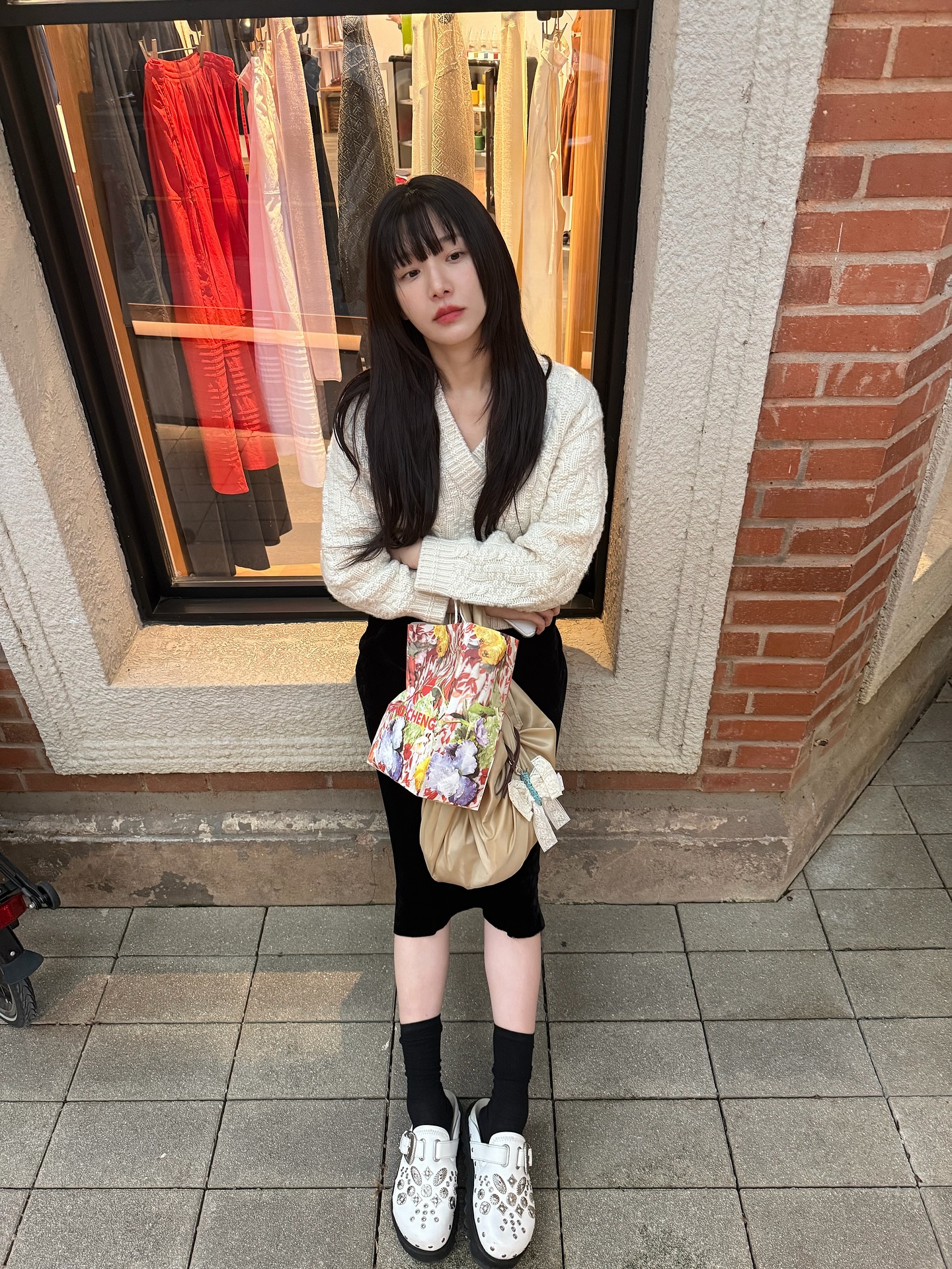 이게 뭐야? 왜 예뻐?😳
이렇게 예쁜 뮬 두 개나.. 기럭지 보정 기본, 분위기는 덤이야🧚🏻🪄

편하게 착용하기 좋은 박규영의 뮬 2가지를 소개합니다.

1. 토가 폴라 메탈 아일렌 뮬, 60만 원대
박규영이 신은 신발은 송아지 가죽 소재에 브랜드 시그니처인 메탈 아일렛 디테일과 스터드 장식, 버클 스트랩 포인트가 더해져 단조롭지 않고 엣지있는 아이템입니다. 니트와 블랙 스커트에 매치하면 모던하면서도 세련된 스타일을 연출할 수 있습니다.

2. 구찌 여성 홀스빗 뮬, 170만 원대
부드러운 블랙 레더와 고무 러그 솔이 어우러진 디자인으로, 실버 메탈 장식과 홀스빗 디테일이 특징이죠. 바이커 쇼츠와 원피스에 매치하면 시크하면서도 트렌디한 믹스매치 룩을 완성할 수 있습니다. 이미지1