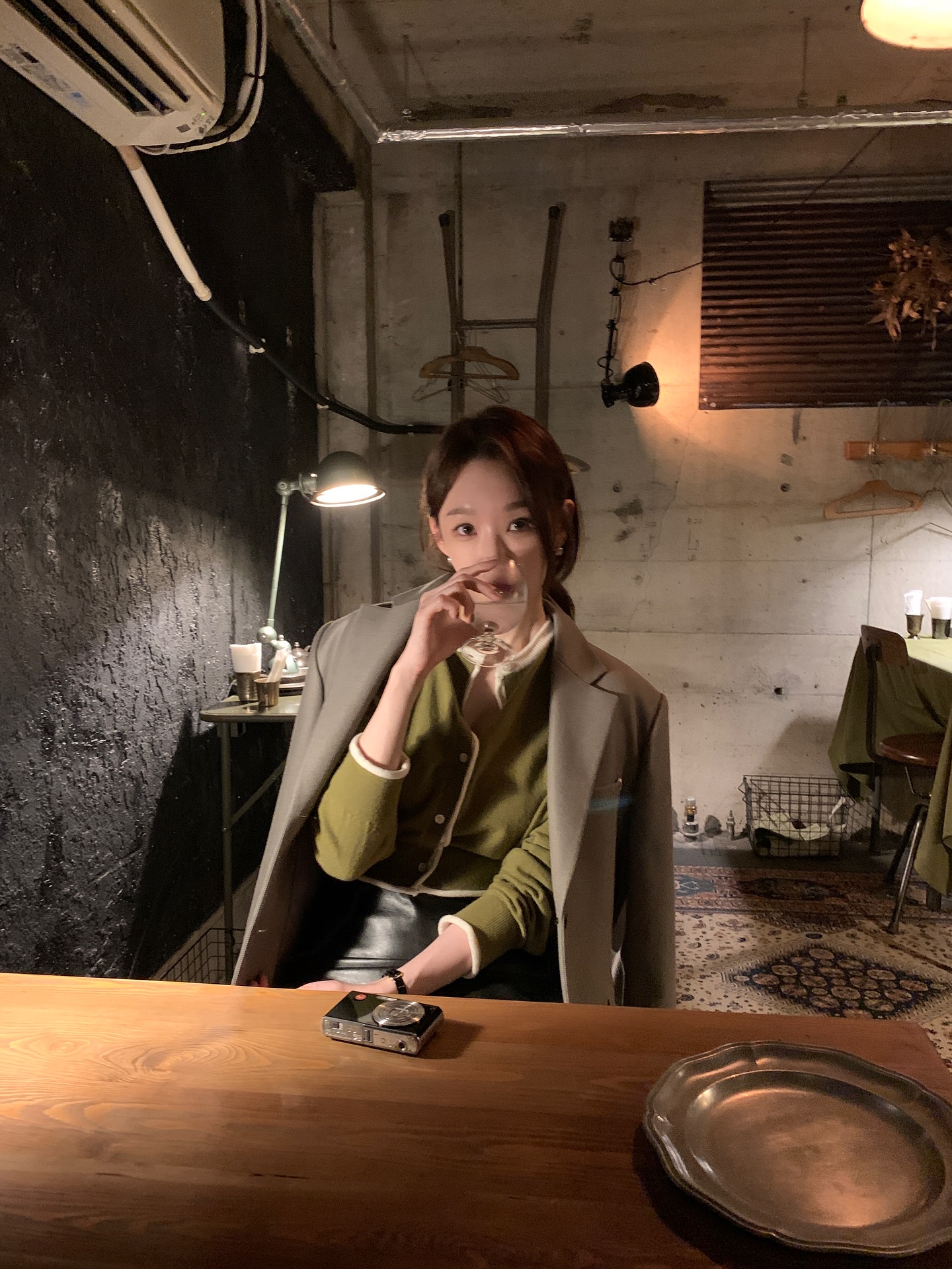 한 끗 차이로 느좋녀룩 완성?🔍
아우터 속 가디건 레이어드만으로 데일리룩을 돋보이게✨🖤 이미지2