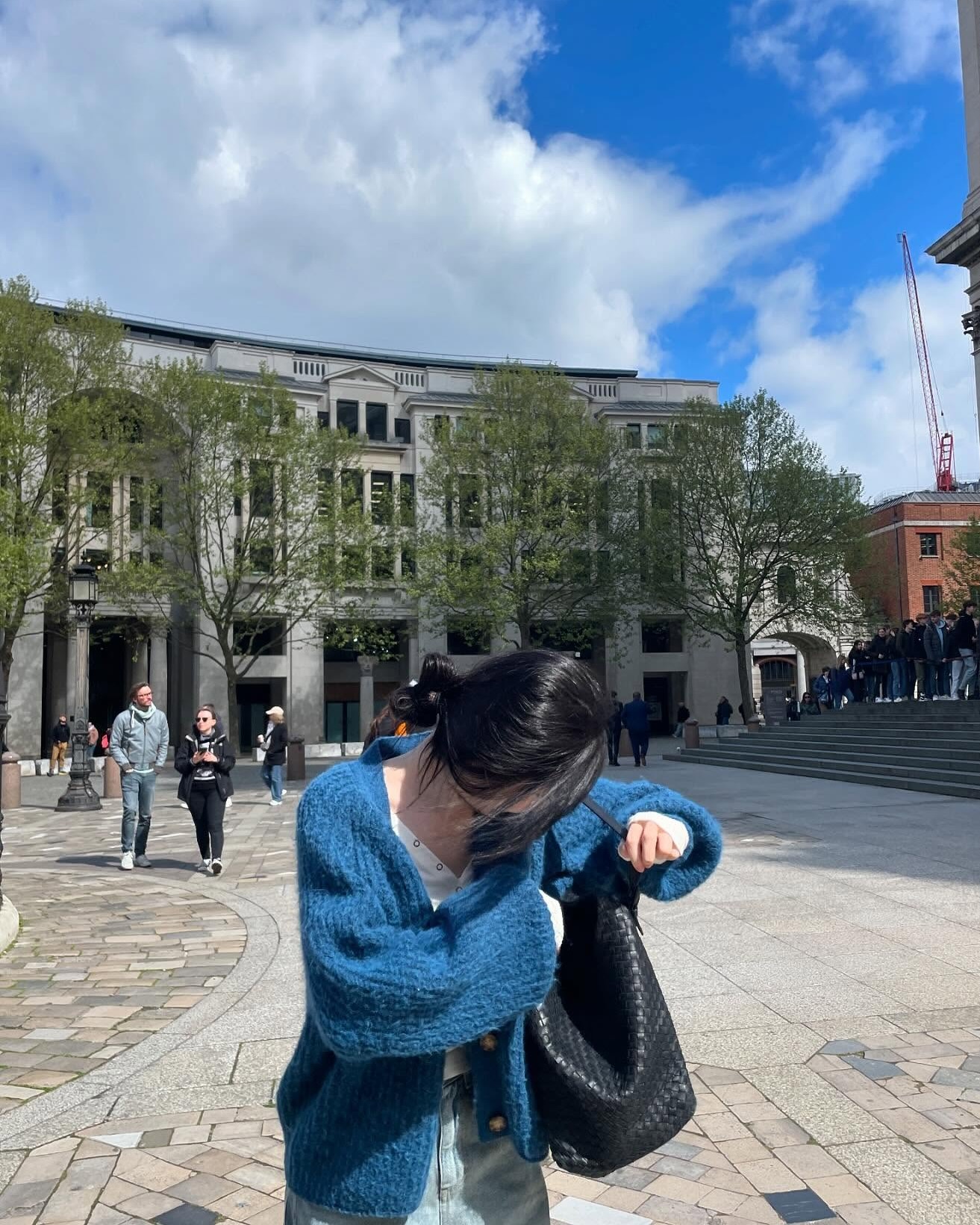 니트만으론 뭔가 부족한 지금🤔
쌀쌀해진 날씨에 셀럽들도 퍼 가디건으로 갈아탔대💨⛅️ 이미지4