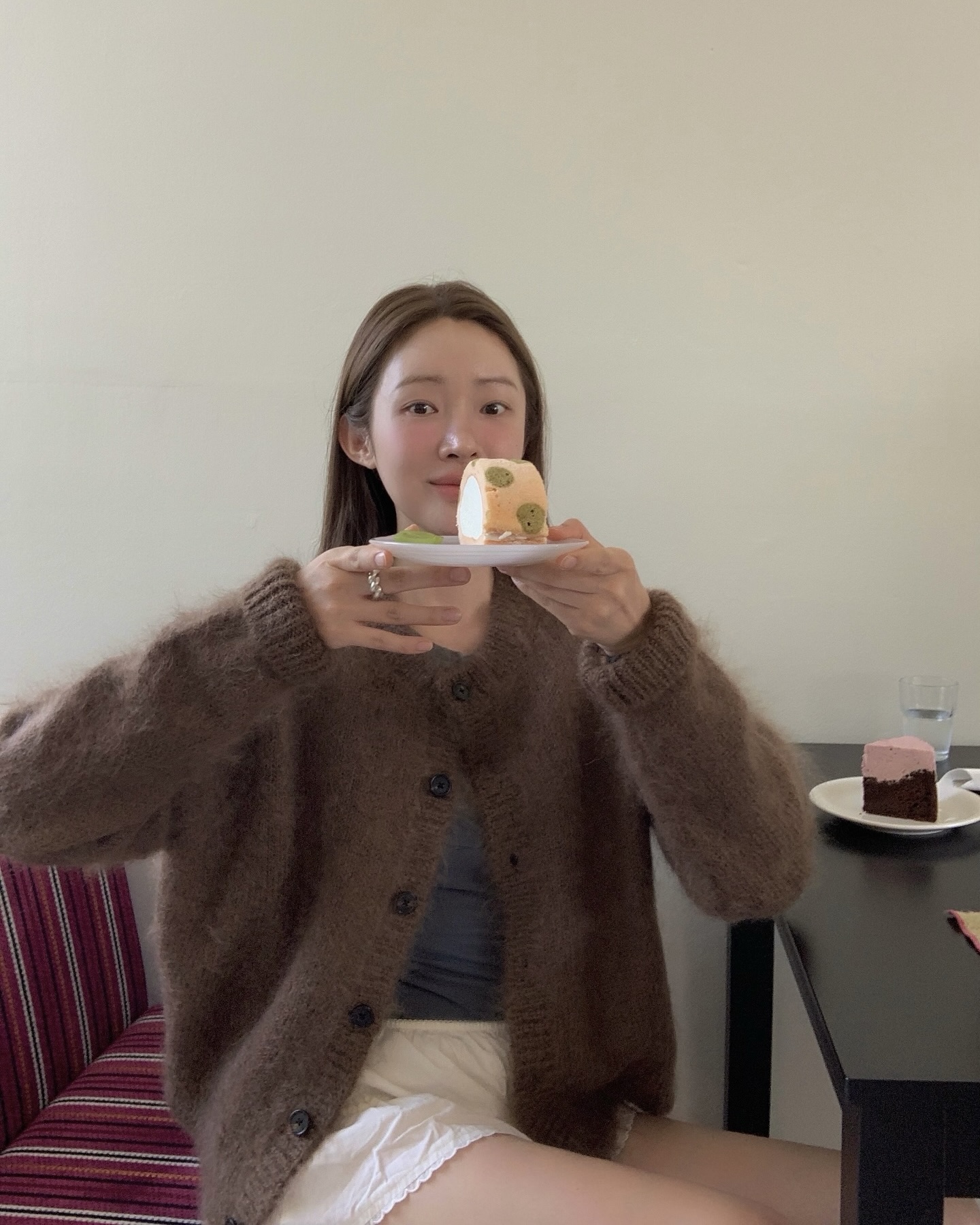 니트만으론 뭔가 부족한 지금🤔
쌀쌀해진 날씨에 셀럽들도 퍼 가디건으로 갈아탔대💨⛅️ 이미지5