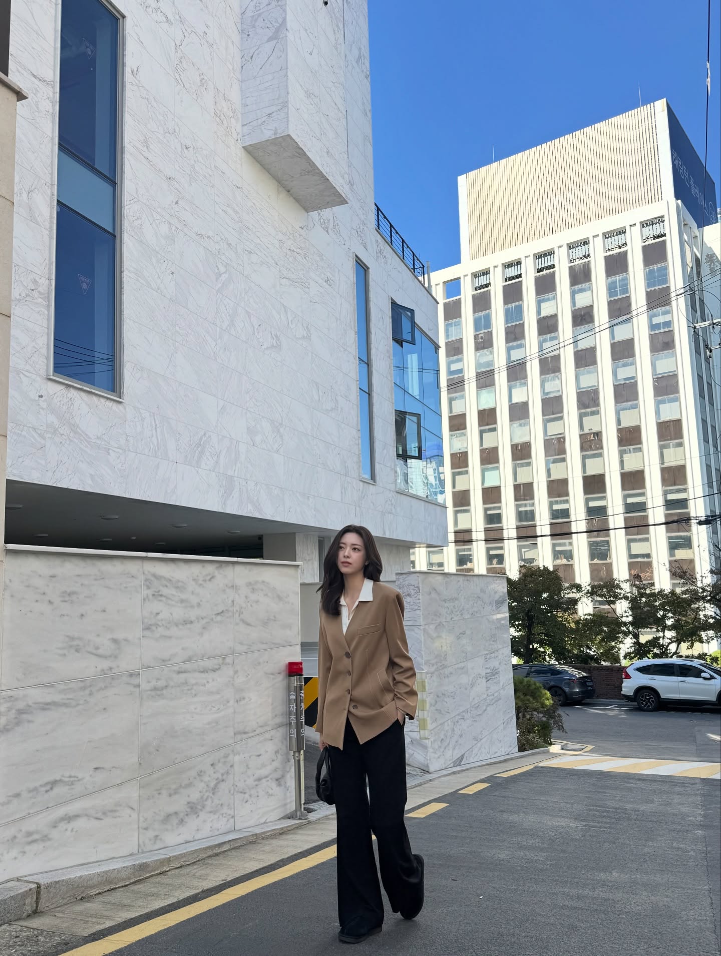 다른 건 몰라도 슬랙스는 블랙🖤 
매일 입어도 질리지 않는 슬랙스 코디 이렇게 입어보자🔍👀 이미지4