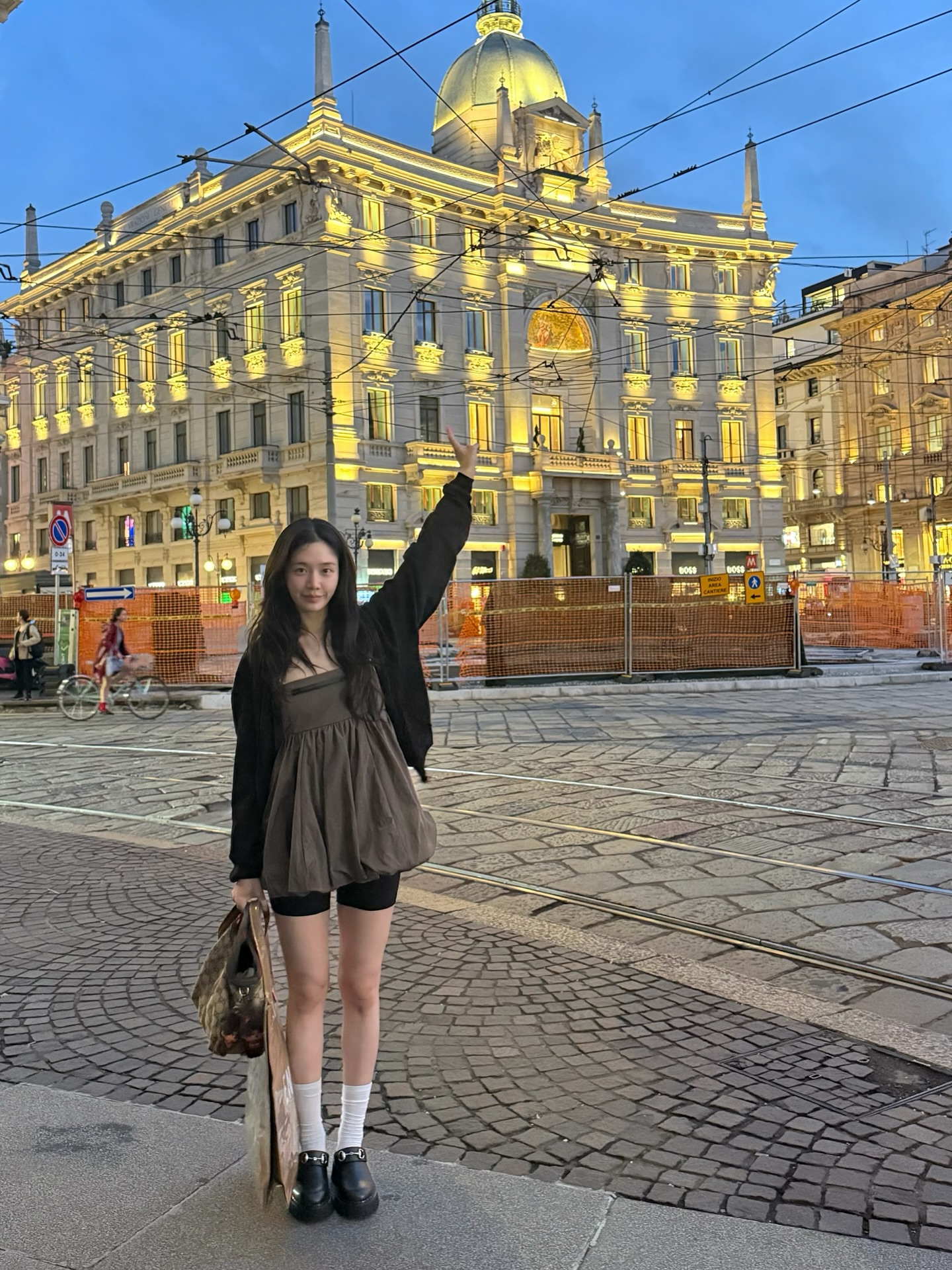 이게 뭐야? 왜 예뻐?😳
이렇게 예쁜 뮬 두 개나.. 기럭지 보정 기본, 분위기는 덤이야🧚🏻🪄

편하게 착용하기 좋은 박규영의 뮬 2가지를 소개합니다.

1. 토가 폴라 메탈 아일렌 뮬, 60만 원대
박규영이 신은 신발은 송아지 가죽 소재에 브랜드 시그니처인 메탈 아일렛 디테일과 스터드 장식, 버클 스트랩 포인트가 더해져 단조롭지 않고 엣지있는 아이템입니다. 니트와 블랙 스커트에 매치하면 모던하면서도 세련된 스타일을 연출할 수 있습니다.

2. 구찌 여성 홀스빗 뮬, 170만 원대
부드러운 블랙 레더와 고무 러그 솔이 어우러진 디자인으로, 실버 메탈 장식과 홀스빗 디테일이 특징이죠. 바이커 쇼츠와 원피스에 매치하면 시크하면서도 트렌디한 믹스매치 룩을 완성할 수 있습니다. 이미지6