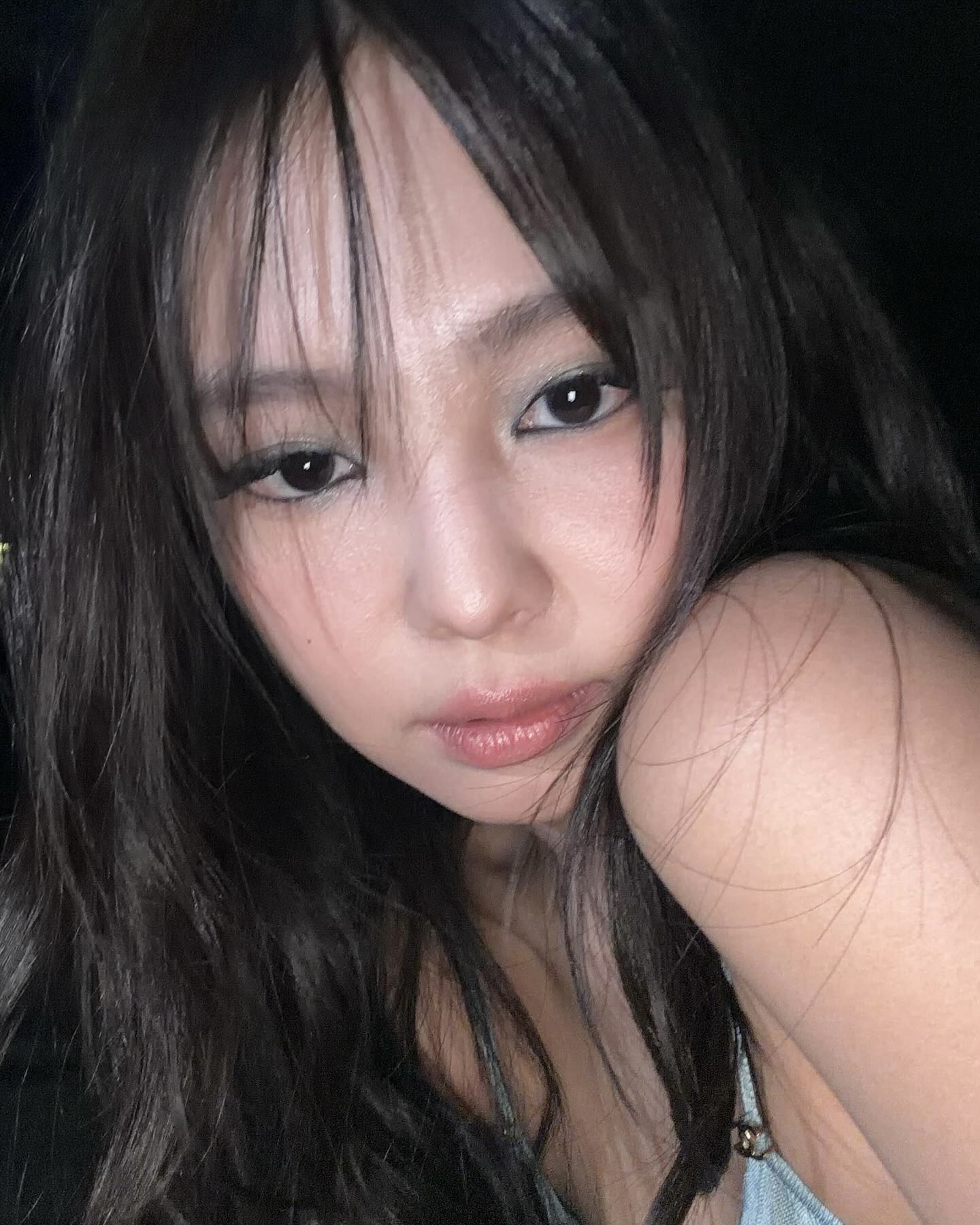 이 메컵은 여심을 사로잡아...😳
눈빛에 빠져드는 다크 사이렌 메이크업,아르켜줄게🦋🖤

지금 핫한 메이크업은? 바로 다크 사이렌 메이크업입니다. 단순한 스모키와는 달리, 몽환적이면서도 신비롭고 매혹적인 아이 메이크업이 돋보입니다. 완전한 블랙이 아닌, 그레이, 다크 브라운, 블루 톤을 섞어 부드럽게 블렌딩 하는 것이 포인트죠.

두꺼운 아이라인 대신 번진듯한 음영과 실버, 화이트 글리터를 더하면 차갑고 신비로운 느낌을 줍니다. 여기에 입체감 있는 촉촉하고 투명한 광택감과 누드보다 진한 글로우 립이 더해지면 다크 사이렌 메이크업이 완성됩니다. 이미지1