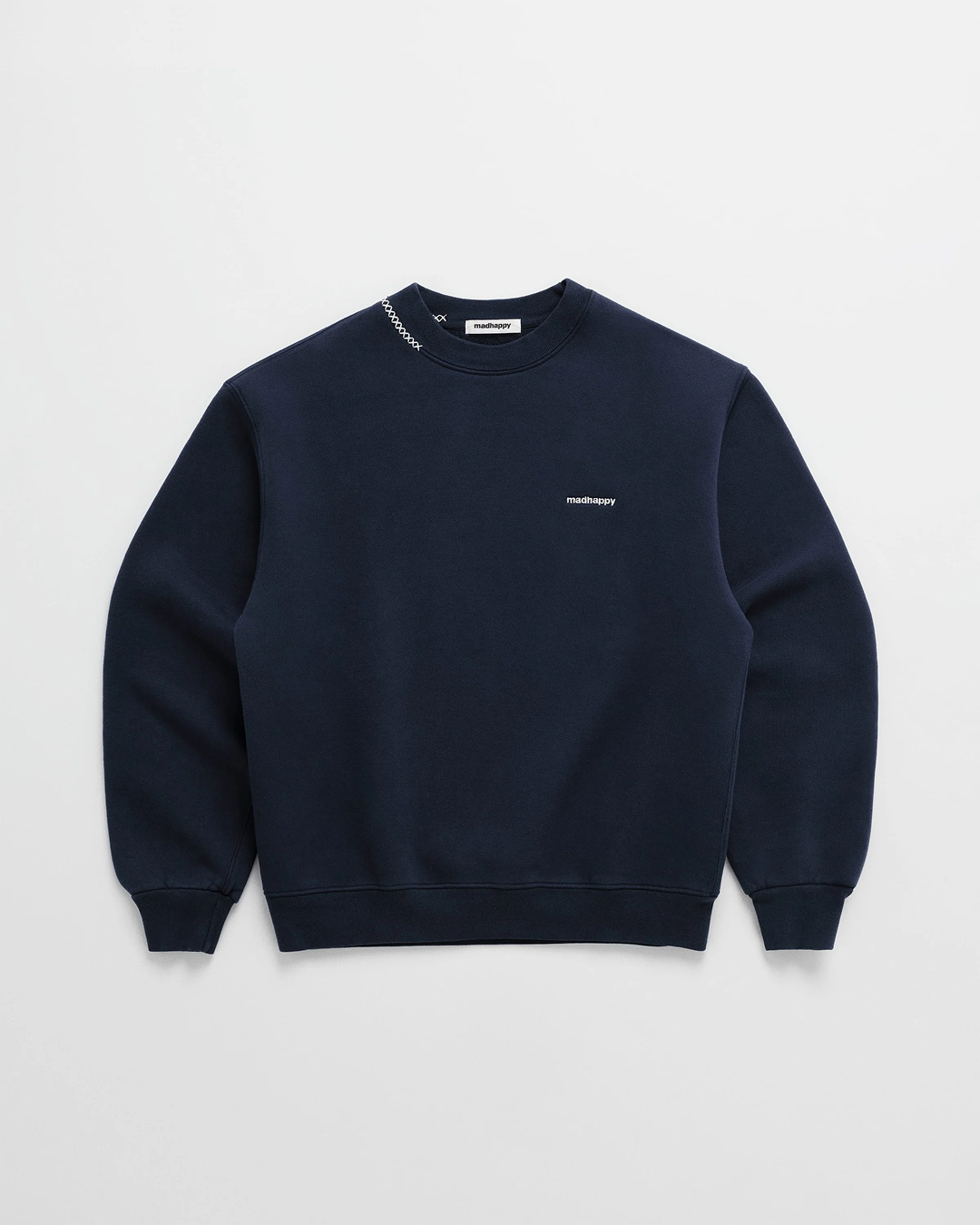 제니처럼 매드해피로 따뜻하게🤎
간절기 아우터는 매드해피 하나로 끝🧵✨
요즘 날씨에 어울리는 매드해피 컬렉션, 지금 소개해드릴게요.
1. 니트 베이스볼 재킷, 50만 원대
앞면의 양키스 로고와 뒷면의 매드해피 자수가 돋보이는 니트 재킷입니다. 리브 짜임으로 클래식한 무드를 더했으며, 메리노 울 소재와 셰르파 안감으로 따뜻하게 착용할 수 있습니다.
2. 프리시티 플리스 집업, 40만 원대
후드 가장자리에 블랭킷 스티치가 포인트로 더해진 집업 후디입니다. 가볍고 부드러운 플리스 소재로 제작되어 데일리로 편안하게 착용할 수 있습니다.
3. 클래식 플리스 크루넥, 20만 원대
매드해피 로고 자수와 넥라인에 더해진 스티치 디테일이 포인트입니다. 코튼 플리스 소재로 제작되어 포근한 착용감을 주며, 유니섹스 핏으로 가을시즌 데일리룩으로 활용하기 좋습니다. 이미지8