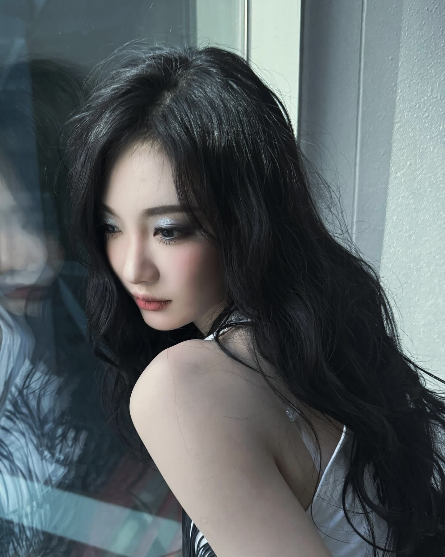 이 메컵은 여심을 사로잡아...😳
눈빛에 빠져드는 다크 사이렌 메이크업,아르켜줄게🦋🖤

지금 핫한 메이크업은? 바로 다크 사이렌 메이크업입니다. 단순한 스모키와는 달리, 몽환적이면서도 신비롭고 매혹적인 아이 메이크업이 돋보입니다. 완전한 블랙이 아닌, 그레이, 다크 브라운, 블루 톤을 섞어 부드럽게 블렌딩 하는 것이 포인트죠.

두꺼운 아이라인 대신 번진듯한 음영과 실버, 화이트 글리터를 더하면 차갑고 신비로운 느낌을 줍니다. 여기에 입체감 있는 촉촉하고 투명한 광택감과 누드보다 진한 글로우 립이 더해지면 다크 사이렌 메이크업이 완성됩니다. 이미지4