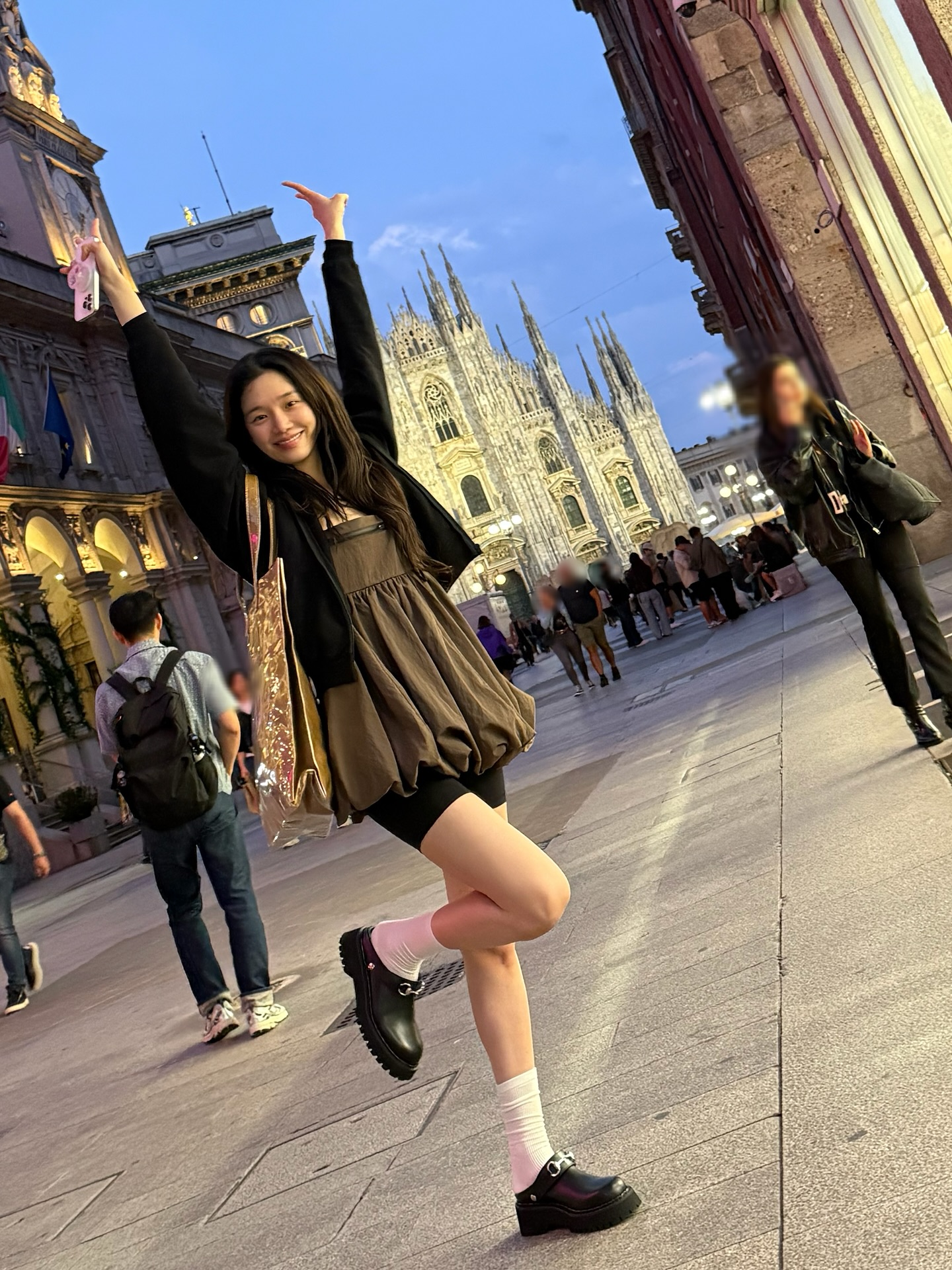 이게 뭐야? 왜 예뻐?😳
이렇게 예쁜 뮬 두 개나.. 기럭지 보정 기본, 분위기는 덤이야🧚🏻🪄

편하게 착용하기 좋은 박규영의 뮬 2가지를 소개합니다.

1. 토가 폴라 메탈 아일렌 뮬, 60만 원대
박규영이 신은 신발은 송아지 가죽 소재에 브랜드 시그니처인 메탈 아일렛 디테일과 스터드 장식, 버클 스트랩 포인트가 더해져 단조롭지 않고 엣지있는 아이템입니다. 니트와 블랙 스커트에 매치하면 모던하면서도 세련된 스타일을 연출할 수 있습니다.

2. 구찌 여성 홀스빗 뮬, 170만 원대
부드러운 블랙 레더와 고무 러그 솔이 어우러진 디자인으로, 실버 메탈 장식과 홀스빗 디테일이 특징이죠. 바이커 쇼츠와 원피스에 매치하면 시크하면서도 트렌디한 믹스매치 룩을 완성할 수 있습니다. 이미지5