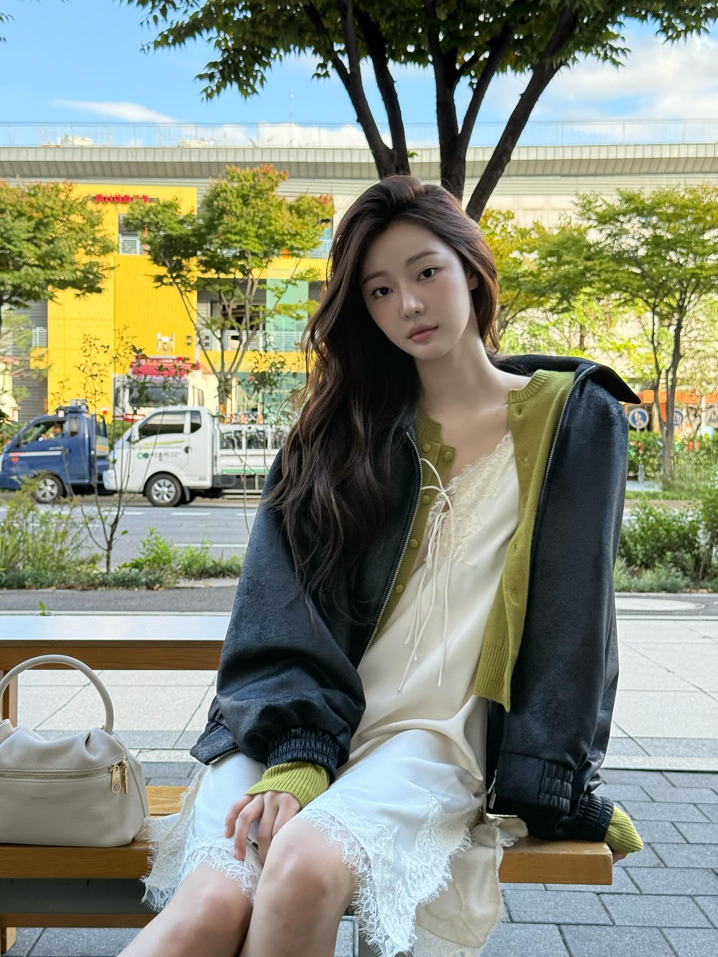 데이트룩은 화이트 원피스로🤍
화사함과 여리함 챙길 수 있는 화이트 원피스로 여친룩 완성🎀💘 이미지7