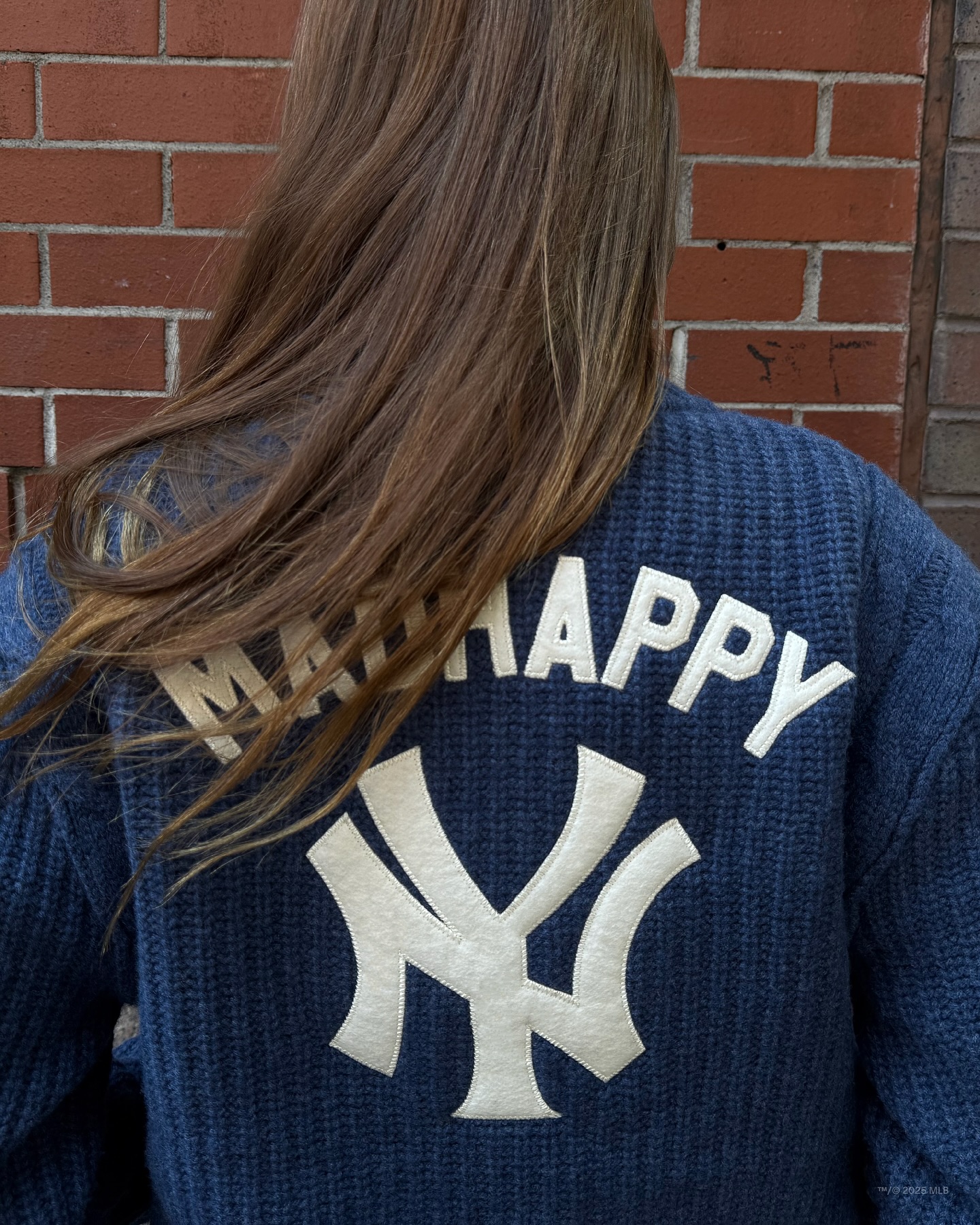 제니처럼 매드해피로 따뜻하게🤎
간절기 아우터는 매드해피 하나로 끝🧵✨
요즘 날씨에 어울리는 매드해피 컬렉션, 지금 소개해드릴게요.
1. 니트 베이스볼 재킷, 50만 원대
앞면의 양키스 로고와 뒷면의 매드해피 자수가 돋보이는 니트 재킷입니다. 리브 짜임으로 클래식한 무드를 더했으며, 메리노 울 소재와 셰르파 안감으로 따뜻하게 착용할 수 있습니다.
2. 프리시티 플리스 집업, 40만 원대
후드 가장자리에 블랭킷 스티치가 포인트로 더해진 집업 후디입니다. 가볍고 부드러운 플리스 소재로 제작되어 데일리로 편안하게 착용할 수 있습니다.
3. 클래식 플리스 크루넥, 20만 원대
매드해피 로고 자수와 넥라인에 더해진 스티치 디테일이 포인트입니다. 코튼 플리스 소재로 제작되어 포근한 착용감을 주며, 유니섹스 핏으로 가을시즌 데일리룩으로 활용하기 좋습니다. 이미지3