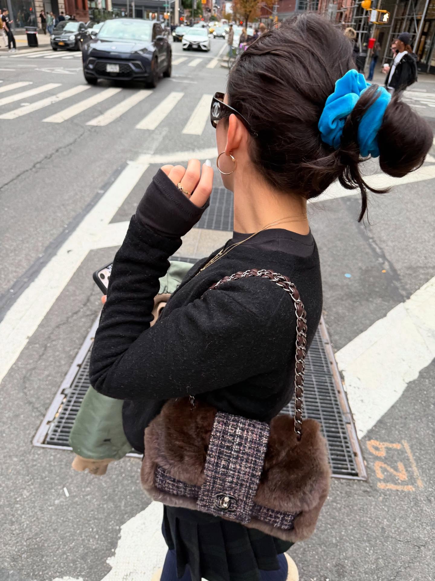 대충 묶었는데도 예쁜 이유?🎀
흘러내리는 머리카락마저 예쁘게 만들어주는 스크런치 매직🤍 이미지1