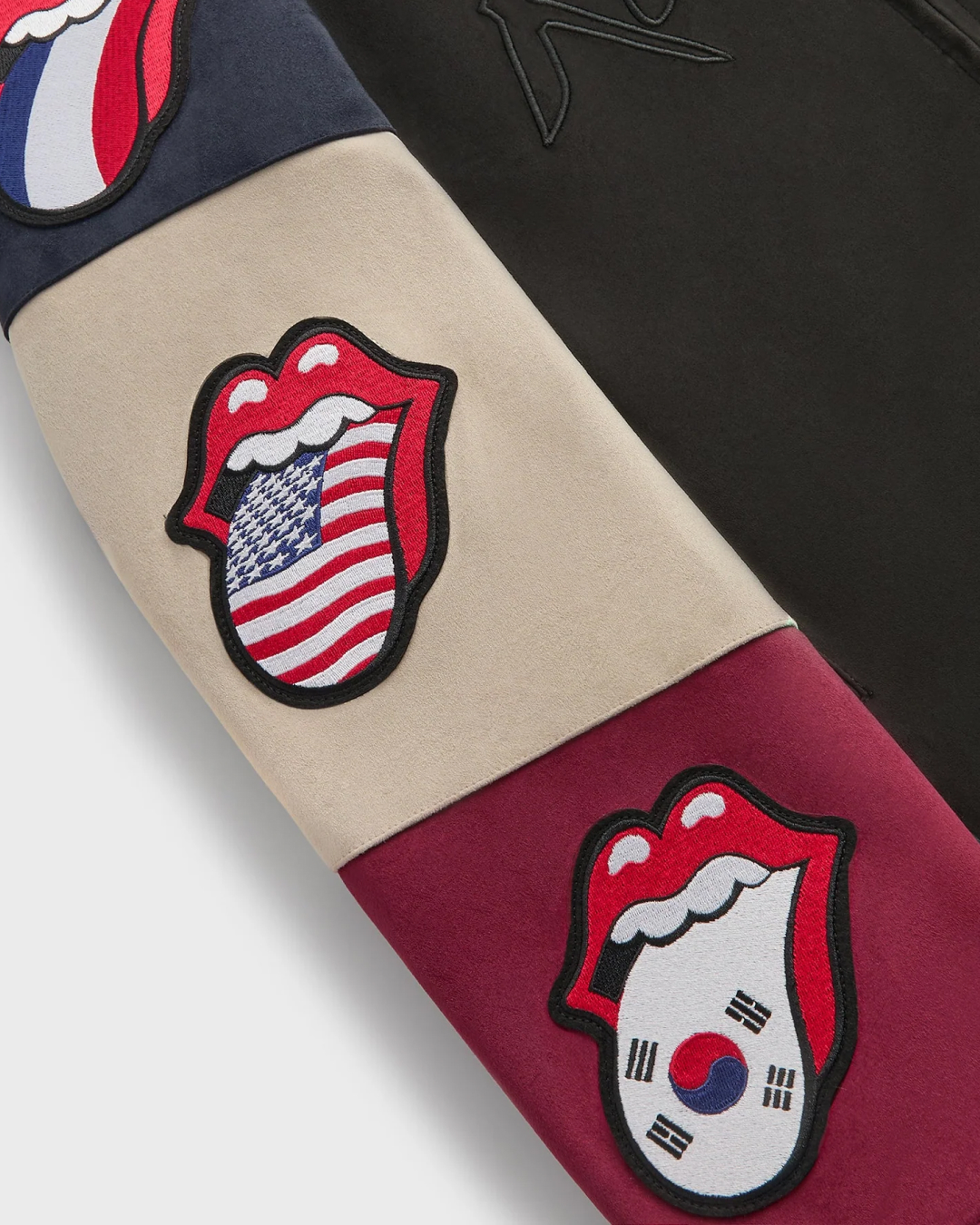 미리 준비해야 할 아우터 바시티🖤
키스 x 더 롤링 스톤즈의 아이코닉 윈터 협업✨

패션 브랜드 키스와 더 롤링 스톤즈가 협업해 2025 윈터 컬렉션을 선보였습니다. 이번 협업은 바시티 재킷, 맨투맨 등 다양한 아이템으로 구성되어 있는데요. 특히 재킷에는 밴드의 상징인 혀 로고에 여러 국가의 국기 디자인이 더해져 눈길을 끕니다. 

더 롤링 스톤즈의 상징 로고를 새롭게 재해석한 디자인으로, 밴드의 세계적인 영향력과 문화적 상징성을 담아냈습니다. 이번 협업 컬렉션은 현재 키스 공식 웹사이트에서 만나볼 수 있습니다. 이미지3