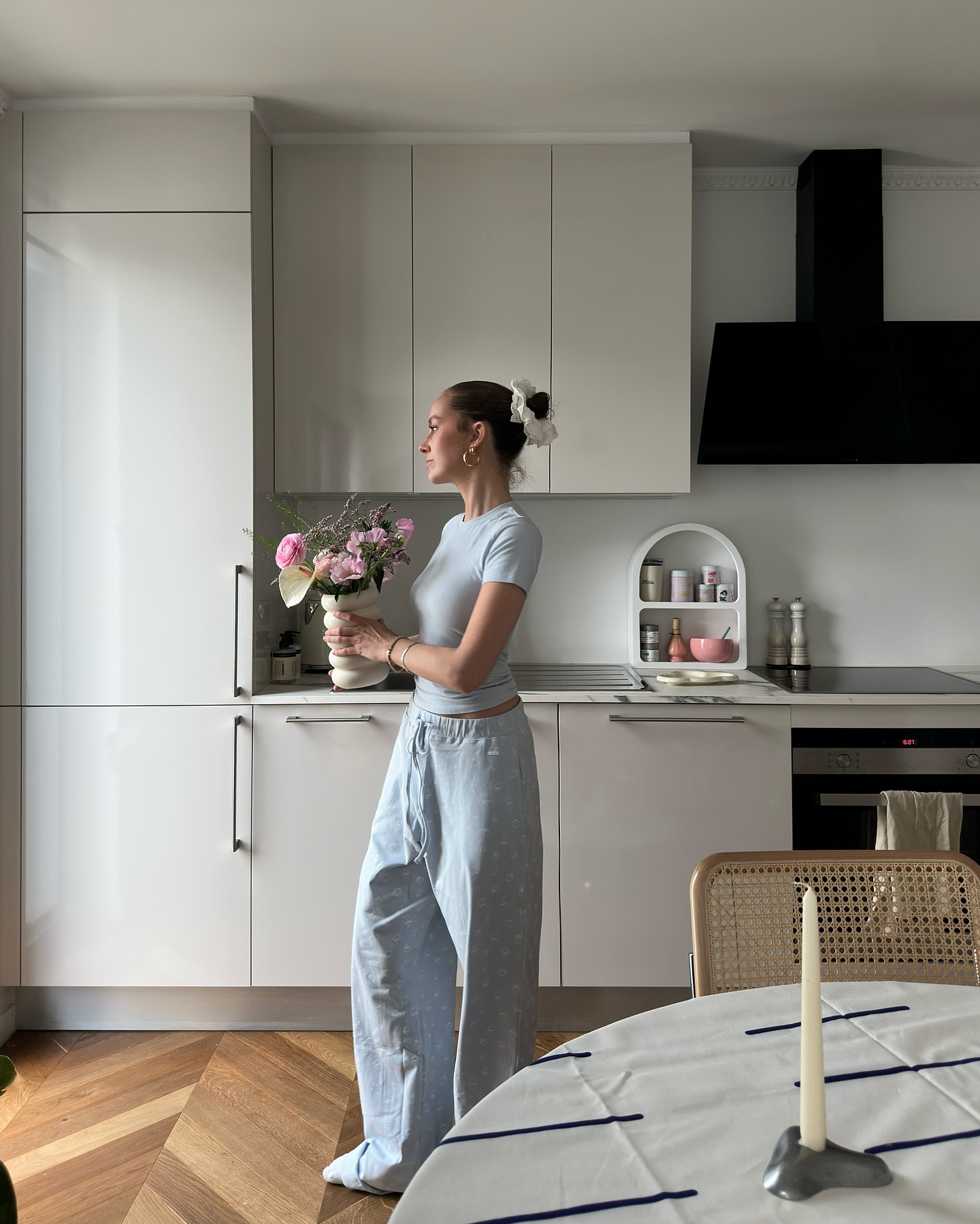 대충 묶었는데도 예쁜 이유?🎀
흘러내리는 머리카락마저 예쁘게 만들어주는 스크런치 매직🤍 이미지7