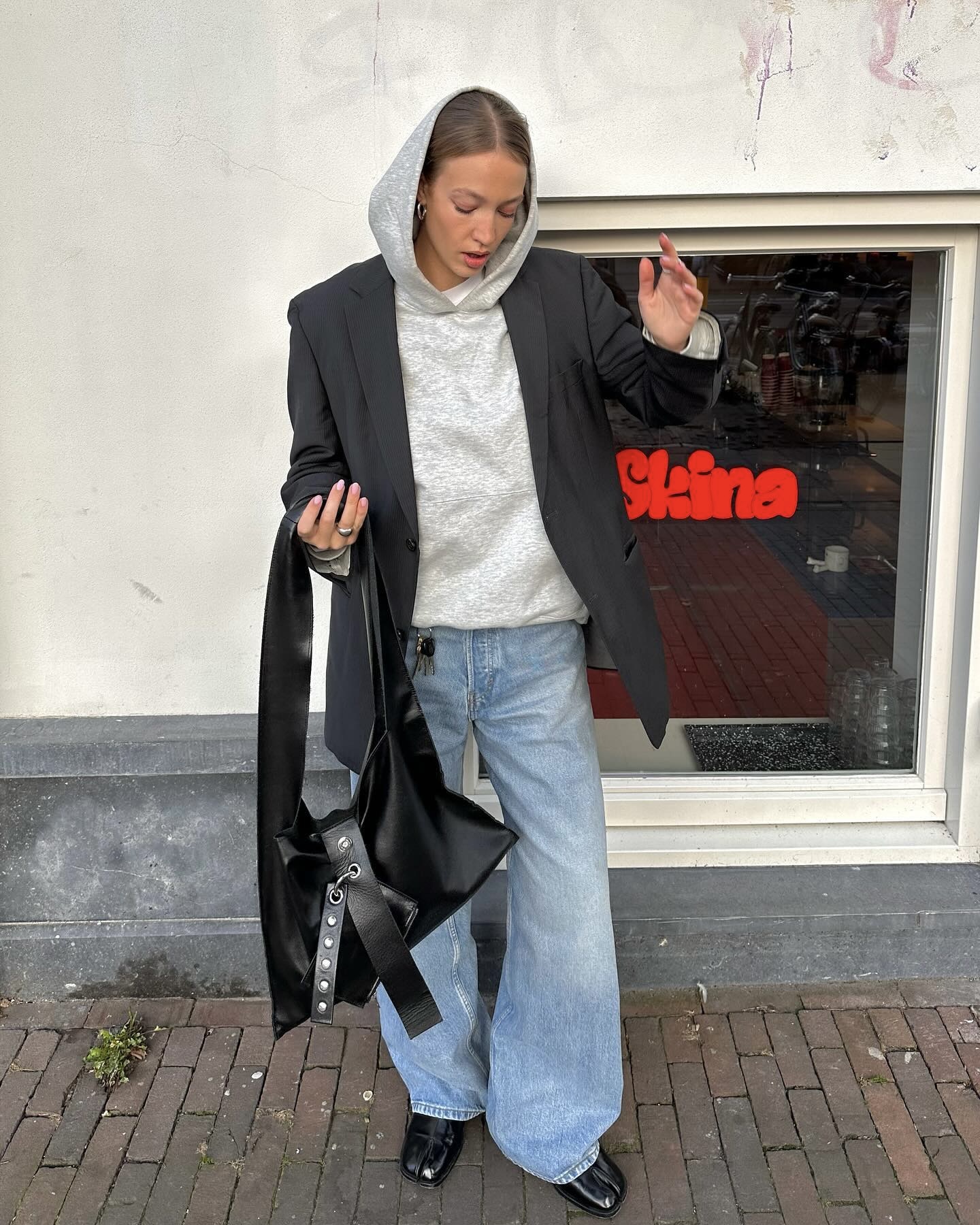 추워진 날씨엔 겹쳐 입는 거지💡
아우터만으론 추울 땐 후드티를 이너로 레이어드해 따뜻함 챙겨🩶 이미지5