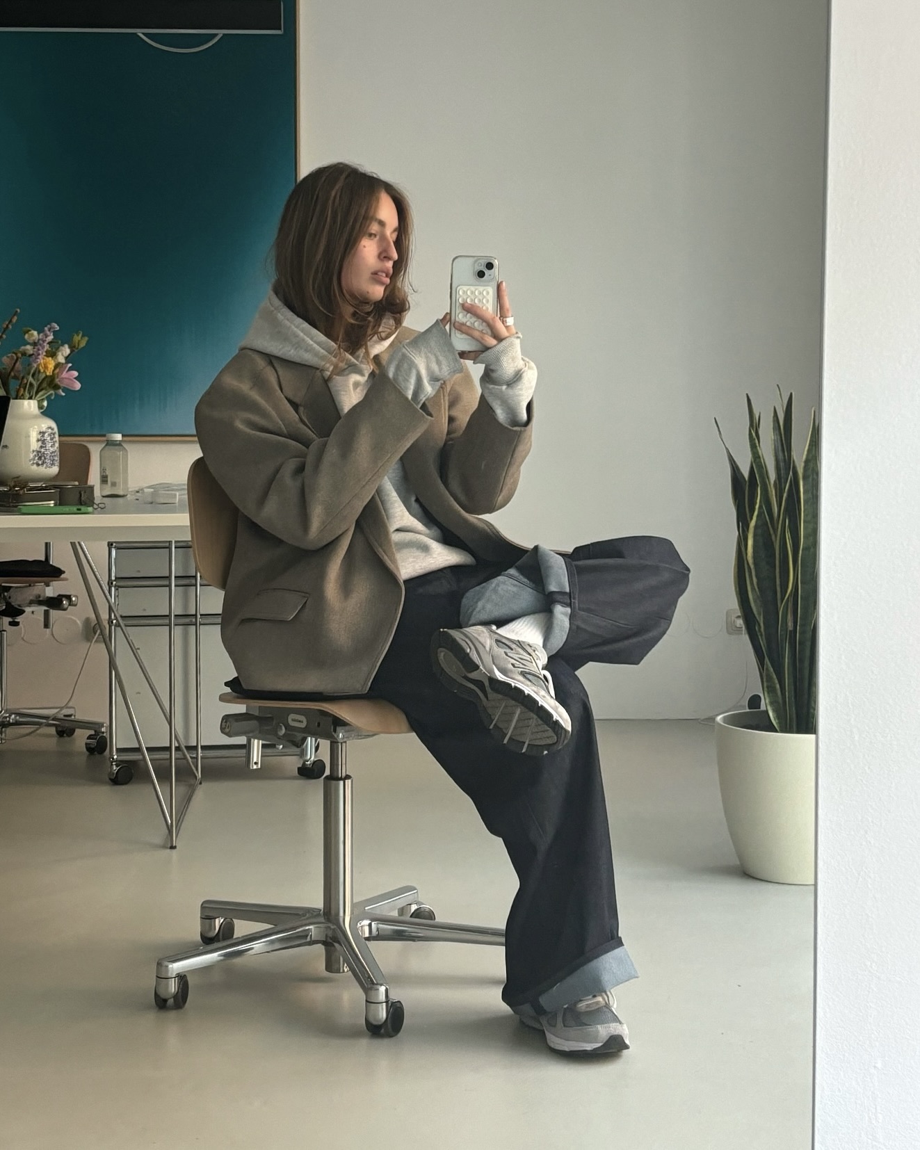 추워진 날씨엔 겹쳐 입는 거지💡 아우터만으론 추울 땐 후드티를 이너로 레이어드해 따뜻함 챙겨🩶 이미지