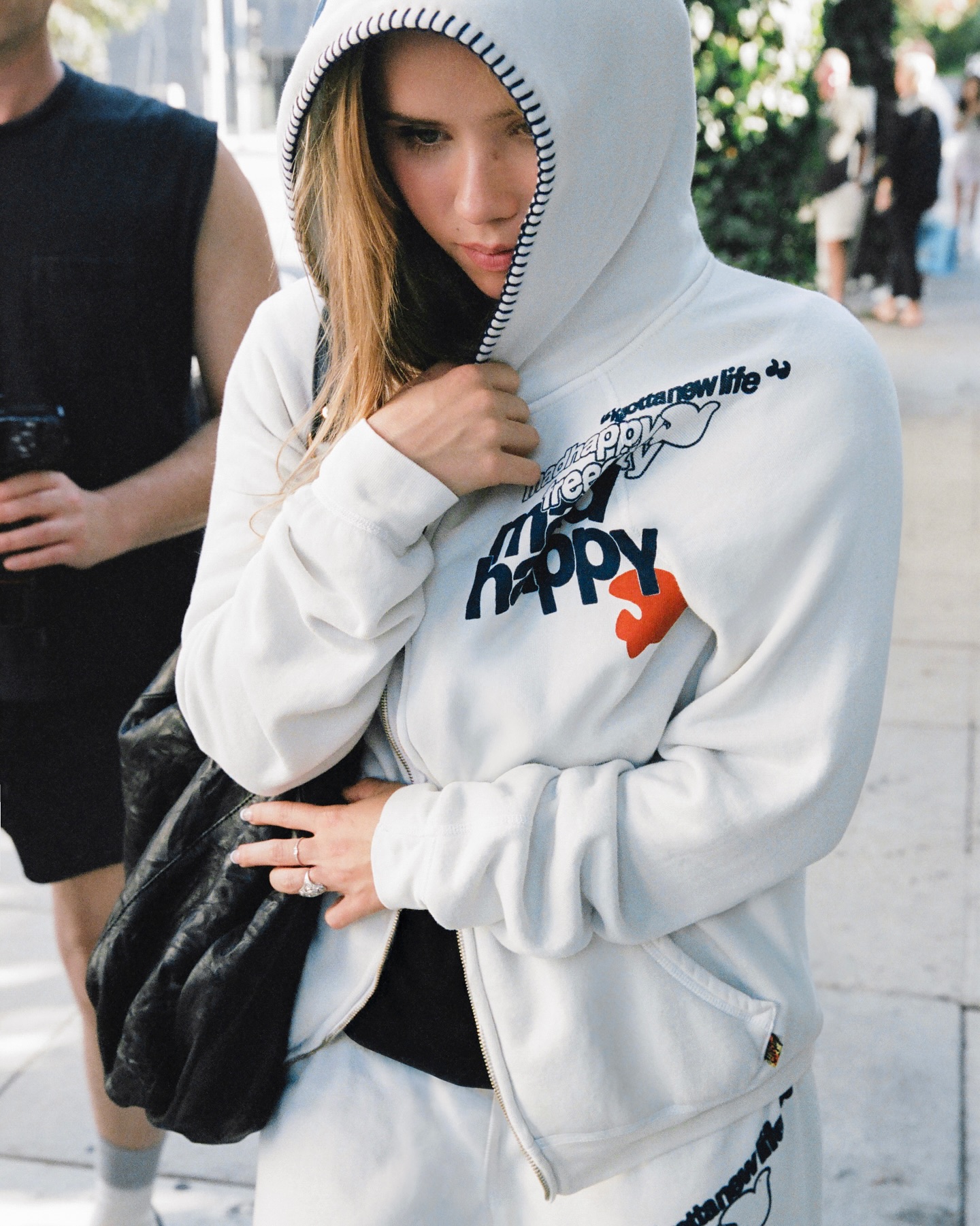 제니처럼 매드해피로 따뜻하게🤎
간절기 아우터는 매드해피 하나로 끝🧵✨
요즘 날씨에 어울리는 매드해피 컬렉션, 지금 소개해드릴게요.
1. 니트 베이스볼 재킷, 50만 원대
앞면의 양키스 로고와 뒷면의 매드해피 자수가 돋보이는 니트 재킷입니다. 리브 짜임으로 클래식한 무드를 더했으며, 메리노 울 소재와 셰르파 안감으로 따뜻하게 착용할 수 있습니다.
2. 프리시티 플리스 집업, 40만 원대
후드 가장자리에 블랭킷 스티치가 포인트로 더해진 집업 후디입니다. 가볍고 부드러운 플리스 소재로 제작되어 데일리로 편안하게 착용할 수 있습니다.
3. 클래식 플리스 크루넥, 20만 원대
매드해피 로고 자수와 넥라인에 더해진 스티치 디테일이 포인트입니다. 코튼 플리스 소재로 제작되어 포근한 착용감을 주며, 유니섹스 핏으로 가을시즌 데일리룩으로 활용하기 좋습니다. 이미지5