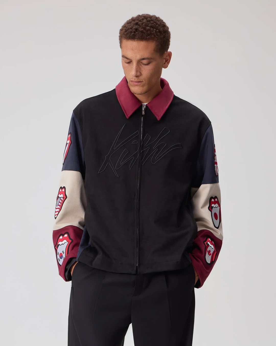 미리 준비해야 할 아우터 바시티🖤
키스 x 더 롤링 스톤즈의 아이코닉 윈터 협업✨

패션 브랜드 키스와 더 롤링 스톤즈가 협업해 2025 윈터 컬렉션을 선보였습니다. 이번 협업은 바시티 재킷, 맨투맨 등 다양한 아이템으로 구성되어 있는데요. 특히 재킷에는 밴드의 상징인 혀 로고에 여러 국가의 국기 디자인이 더해져 눈길을 끕니다. 

더 롤링 스톤즈의 상징 로고를 새롭게 재해석한 디자인으로, 밴드의 세계적인 영향력과 문화적 상징성을 담아냈습니다. 이번 협업 컬렉션은 현재 키스 공식 웹사이트에서 만나볼 수 있습니다. 이미지6