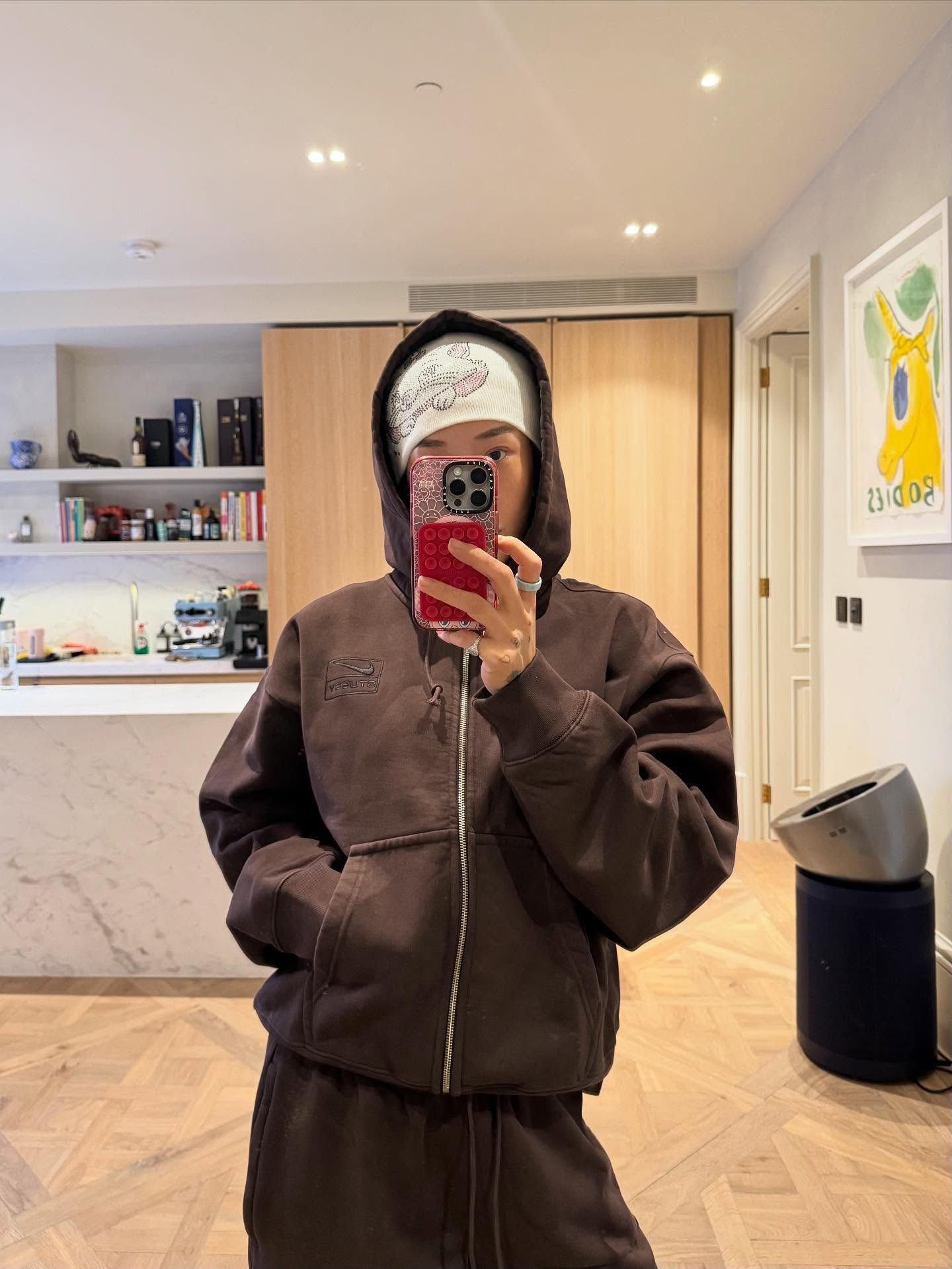 아우터 맛집 여기 있어요💓 페기 구처럼 입으면 이번 주도 완벽 그 자체✨  이번 시즌 꼭 챙겨야 할 아우터 4가지, 지금 소개해드릴게요.  1.  나이키 x 스투시 워싱 플리스 후드 집업, 10만 원대 워싱 처리된 코튼 플리스 소재로 완성된 후디입니다. 무게감 있는 텍스처가 돋보이며, 셋업 팬츠를 매치해 홈웨어 무드를 완성했습니다.  2.  아크테릭스 세륨 후디, 60만 원대 구스다운으로 완성된 경량 패딩입니다. 가볍지만 높은 보온성을 자랑하며 일상과 아웃도어에 모두 어울리는 아이템입니다.  3. 아크네 스튜디오 울 지퍼 재킷, 200만 원대 높은 넥라인이 돋보이는 더블 스플릿 울 재킷입니다. 캐시미어 울 혼방 소재로 부드럽고 여유로운 실루엣을 연출하며, 와이드 데님 팬츠와 매치해 모던한 데일리룩을 완성했습니다.  4. 사카이 x 칼하트 더크 재킷, 100만 원대 코튼 캔버스와 코듀로이 칼라가 빈티지한 질감을 살려주는 워크웨어 재킷입니다. 누빔 재킷을 레이어드해 데일리룩을 완성했습니다. 이미지