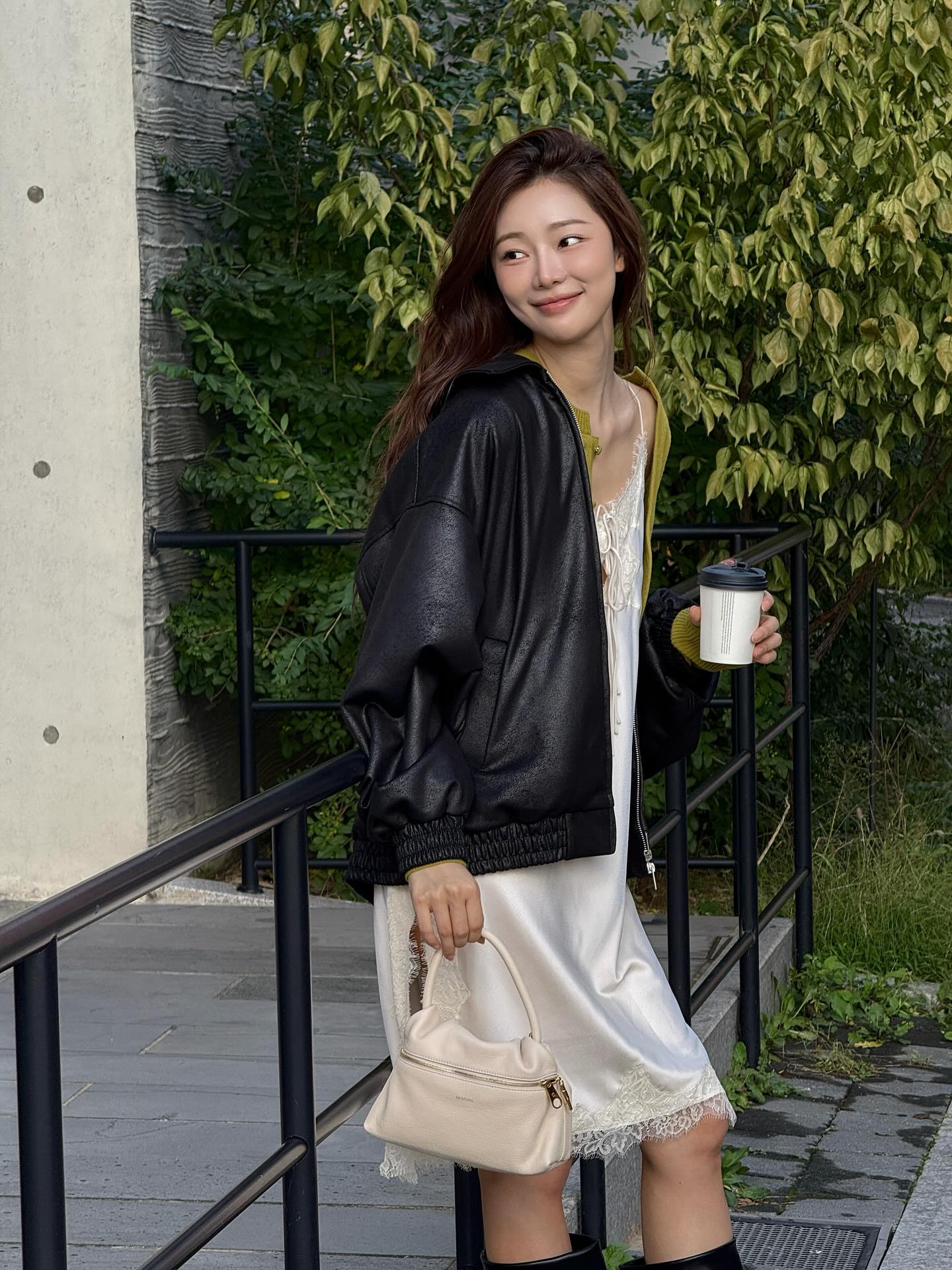 데이트룩은 화이트 원피스로🤍
화사함과 여리함 챙길 수 있는 화이트 원피스로 여친룩 완성🎀💘 이미지3