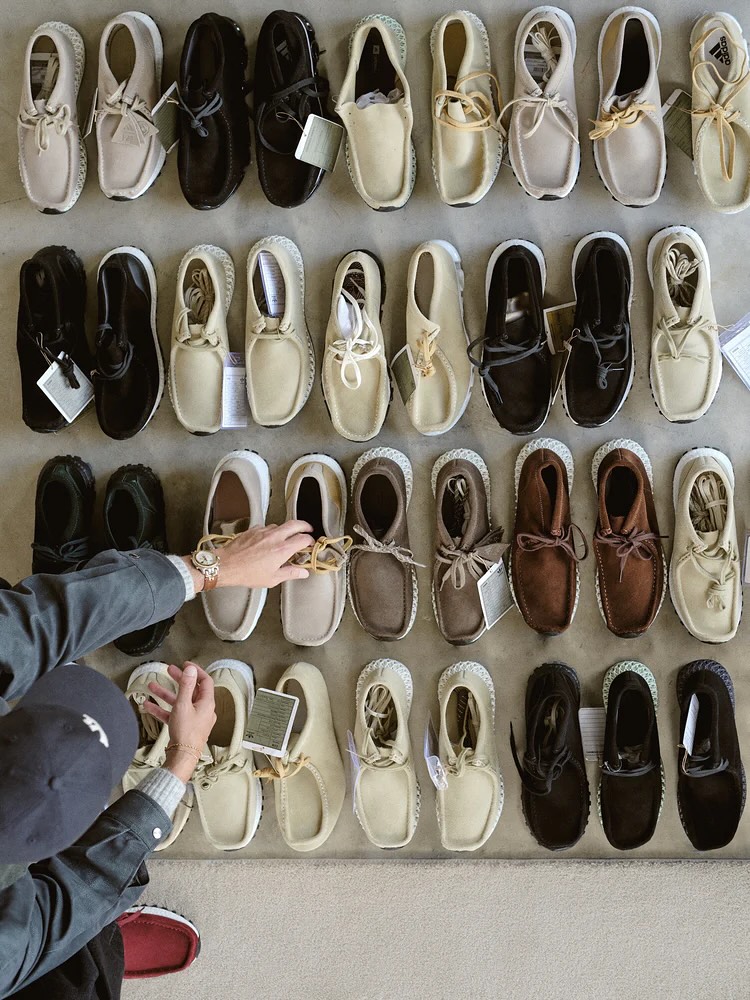 이 조합 실화야?🇺🇸8번가 왈라비 클래식 클락스에 아디다스 4D를 얹은 가을 신상 알아보기🔍  지난 10월 27일 공개된 '8번가 왈라비'는 200년 전통의 클락스 감성 위에 아디다스의 미래 기술이 얹히며, 시크한 오피스룩부터 캐주얼 데님까지 자연스럽게 어울리는 신발인데요.  부드러운 스웨이드와 입체적인 4D 미드솔이 만나 완벽한 밸런스를 완성했습니다. 당신의 스타일을 한 단계 끌어올릴 결정적인 한 켤레입니다. 이미지