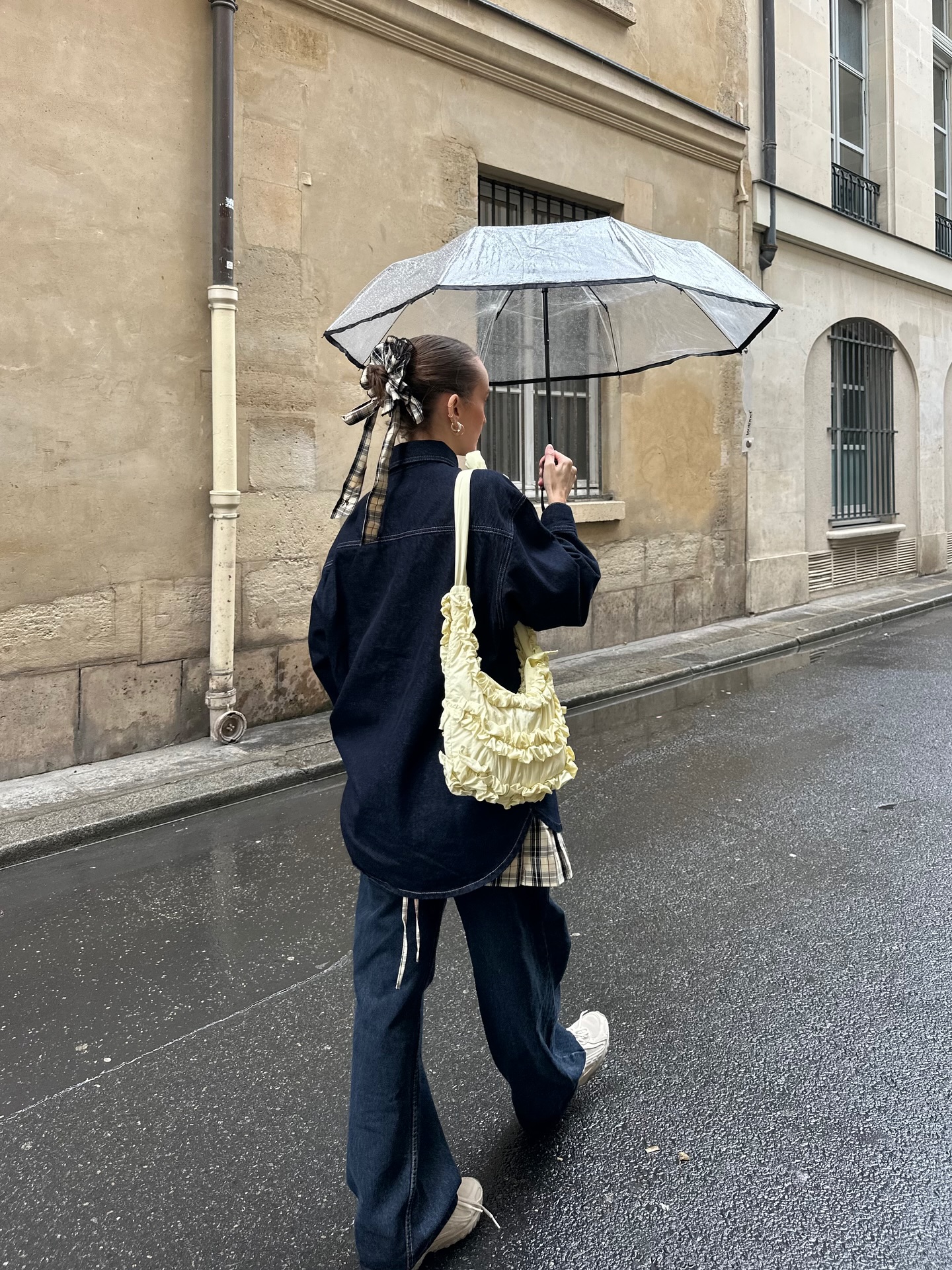 대충 묶었는데도 예쁜 이유?🎀
흘러내리는 머리카락마저 예쁘게 만들어주는 스크런치 매직🤍 이미지3