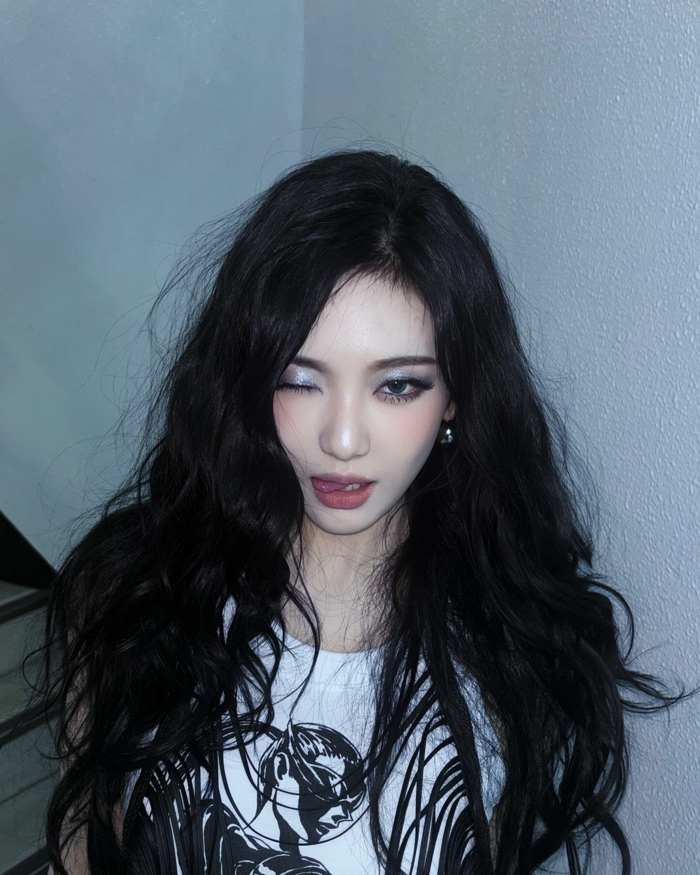 이 메컵은 여심을 사로잡아...😳
눈빛에 빠져드는 다크 사이렌 메이크업,아르켜줄게🦋🖤

지금 핫한 메이크업은? 바로 다크 사이렌 메이크업입니다. 단순한 스모키와는 달리, 몽환적이면서도 신비롭고 매혹적인 아이 메이크업이 돋보입니다. 완전한 블랙이 아닌, 그레이, 다크 브라운, 블루 톤을 섞어 부드럽게 블렌딩 하는 것이 포인트죠.

두꺼운 아이라인 대신 번진듯한 음영과 실버, 화이트 글리터를 더하면 차갑고 신비로운 느낌을 줍니다. 여기에 입체감 있는 촉촉하고 투명한 광택감과 누드보다 진한 글로우 립이 더해지면 다크 사이렌 메이크업이 완성됩니다. 이미지3