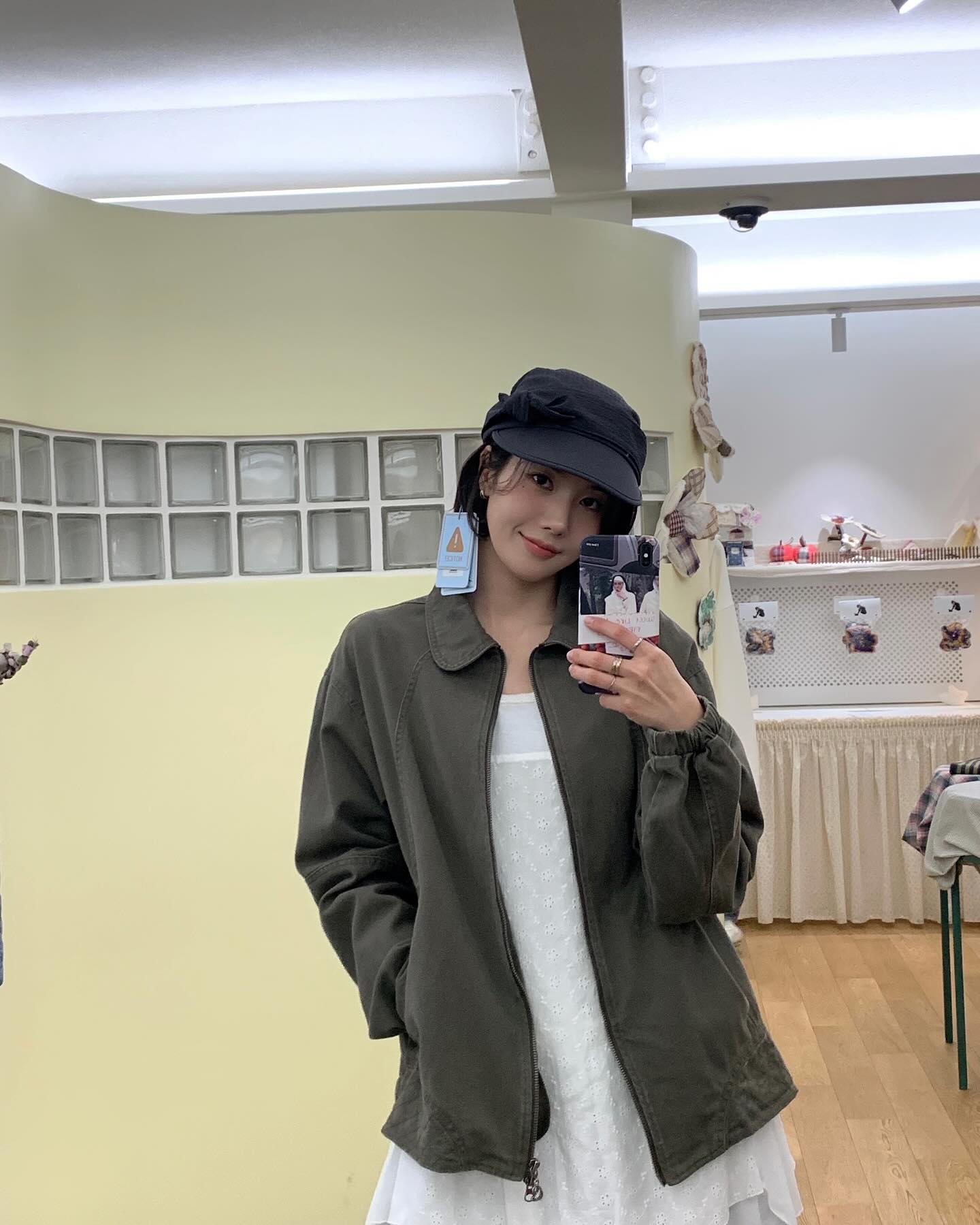 데이트룩은 화이트 원피스로🤍
화사함과 여리함 챙길 수 있는 화이트 원피스로 여친룩 완성🎀💘 이미지1