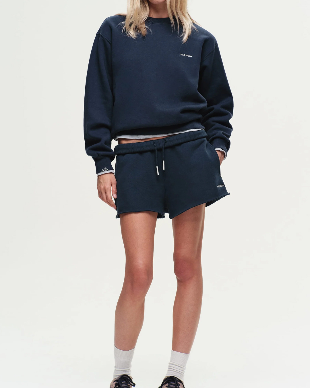 제니처럼 매드해피로 따뜻하게🤎
간절기 아우터는 매드해피 하나로 끝🧵✨
요즘 날씨에 어울리는 매드해피 컬렉션, 지금 소개해드릴게요.
1. 니트 베이스볼 재킷, 50만 원대
앞면의 양키스 로고와 뒷면의 매드해피 자수가 돋보이는 니트 재킷입니다. 리브 짜임으로 클래식한 무드를 더했으며, 메리노 울 소재와 셰르파 안감으로 따뜻하게 착용할 수 있습니다.
2. 프리시티 플리스 집업, 40만 원대
후드 가장자리에 블랭킷 스티치가 포인트로 더해진 집업 후디입니다. 가볍고 부드러운 플리스 소재로 제작되어 데일리로 편안하게 착용할 수 있습니다.
3. 클래식 플리스 크루넥, 20만 원대
매드해피 로고 자수와 넥라인에 더해진 스티치 디테일이 포인트입니다. 코튼 플리스 소재로 제작되어 포근한 착용감을 주며, 유니섹스 핏으로 가을시즌 데일리룩으로 활용하기 좋습니다. 이미지7