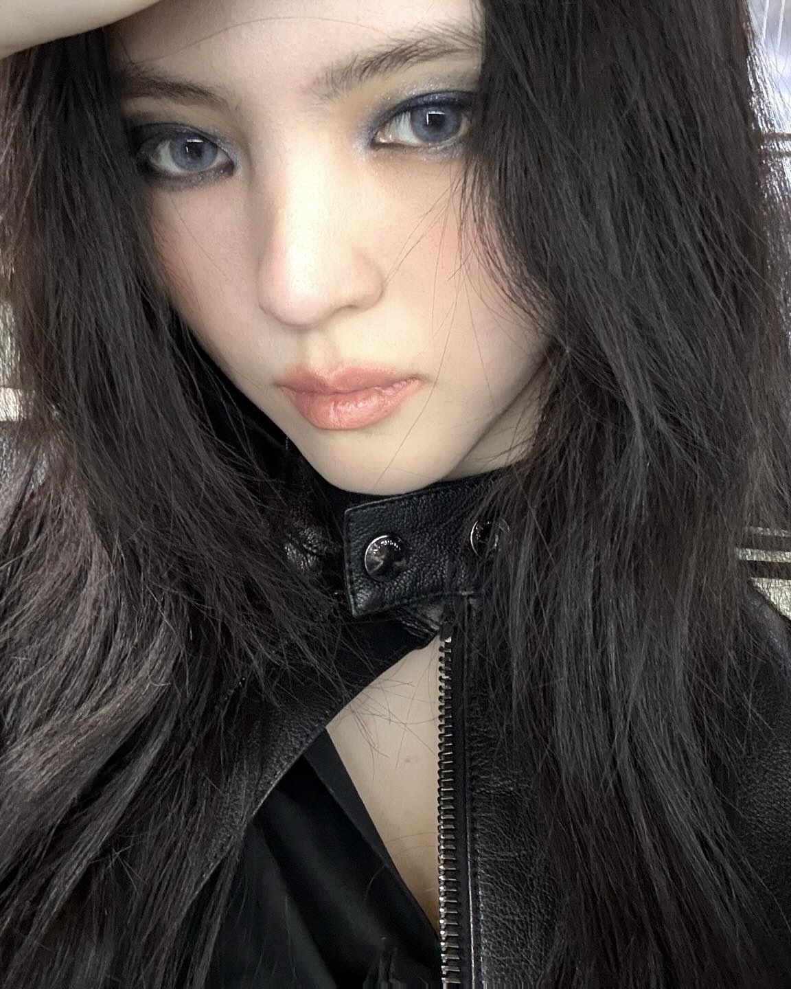 이 메컵은 여심을 사로잡아...😳
눈빛에 빠져드는 다크 사이렌 메이크업,아르켜줄게🦋🖤

지금 핫한 메이크업은? 바로 다크 사이렌 메이크업입니다. 단순한 스모키와는 달리, 몽환적이면서도 신비롭고 매혹적인 아이 메이크업이 돋보입니다. 완전한 블랙이 아닌, 그레이, 다크 브라운, 블루 톤을 섞어 부드럽게 블렌딩 하는 것이 포인트죠.

두꺼운 아이라인 대신 번진듯한 음영과 실버, 화이트 글리터를 더하면 차갑고 신비로운 느낌을 줍니다. 여기에 입체감 있는 촉촉하고 투명한 광택감과 누드보다 진한 글로우 립이 더해지면 다크 사이렌 메이크업이 완성됩니다. 이미지5