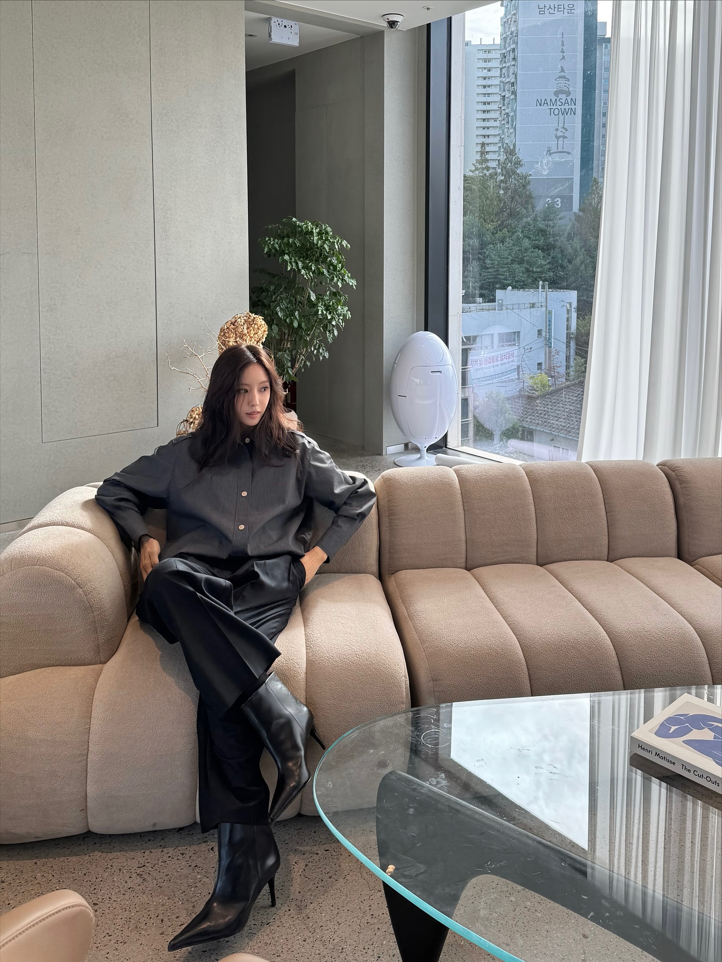 다른 건 몰라도 슬랙스는 블랙🖤 
매일 입어도 질리지 않는 슬랙스 코디 이렇게 입어보자🔍👀 이미지6