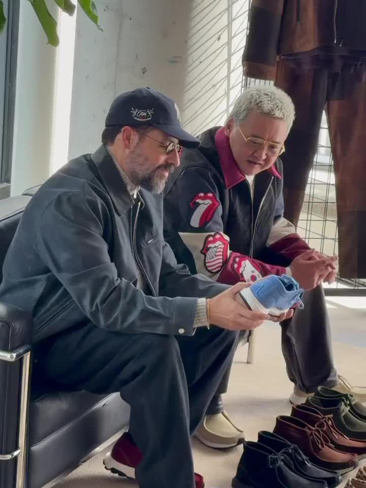 미리 준비해야 할 아우터 바시티🖤 키스 x 더 롤링 스톤즈의 아이코닉 윈터 협업✨  패션 브랜드 키스와 더 롤링 스톤즈가 협업해 2025 윈터 컬렉션을 선보였습니다. 이번 협업은 바시티 재킷, 맨투맨 등 다양한 아이템으로 구성되어 있는데요. 특히 재킷에는 밴드의 상징인 혀 로고에 여러 국가의 국기 디자인이 더해져 눈길을 끕니다.   더 롤링 스톤즈의 상징 로고를 새롭게 재해석한 디자인으로, 밴드의 세계적인 영향력과 문화적 상징성을 담아냈습니다. 이번 협업 컬렉션은 현재 키스 공식 웹사이트에서 만나볼 수 있습니다. 이미지