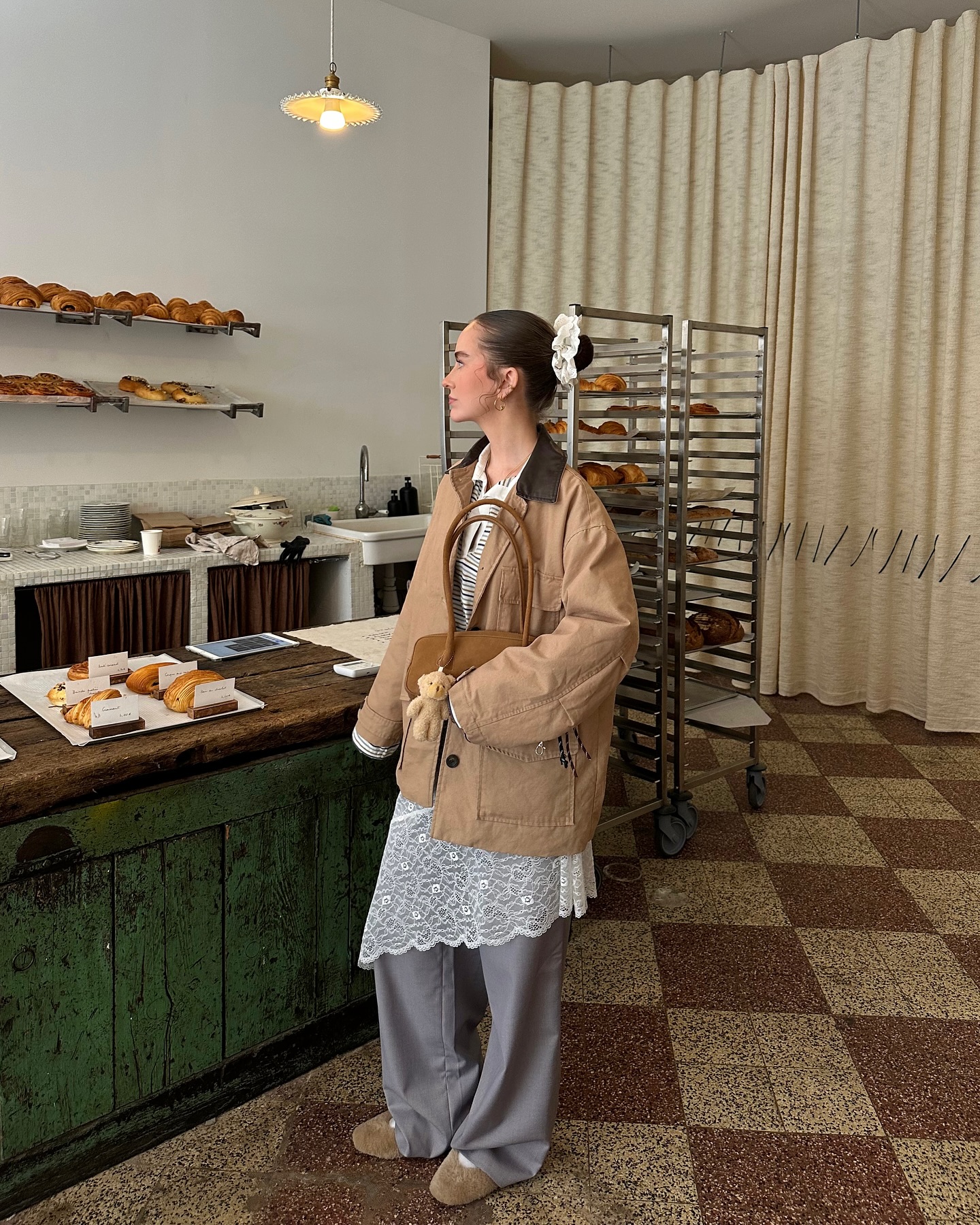 대충 묶었는데도 예쁜 이유?🎀
흘러내리는 머리카락마저 예쁘게 만들어주는 스크런치 매직🤍 이미지5