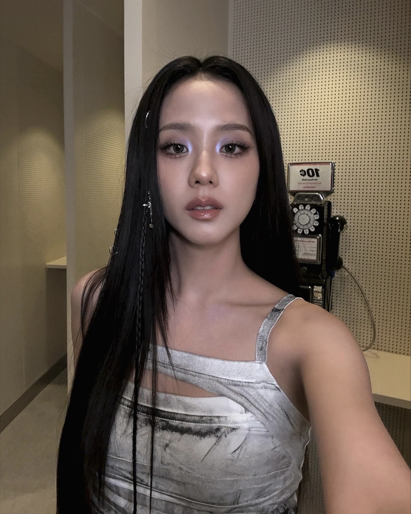 이 메컵은 여심을 사로잡아...😳
눈빛에 빠져드는 다크 사이렌 메이크업,아르켜줄게🦋🖤

지금 핫한 메이크업은? 바로 다크 사이렌 메이크업입니다. 단순한 스모키와는 달리, 몽환적이면서도 신비롭고 매혹적인 아이 메이크업이 돋보입니다. 완전한 블랙이 아닌, 그레이, 다크 브라운, 블루 톤을 섞어 부드럽게 블렌딩 하는 것이 포인트죠.

두꺼운 아이라인 대신 번진듯한 음영과 실버, 화이트 글리터를 더하면 차갑고 신비로운 느낌을 줍니다. 여기에 입체감 있는 촉촉하고 투명한 광택감과 누드보다 진한 글로우 립이 더해지면 다크 사이렌 메이크업이 완성됩니다. 이미지6