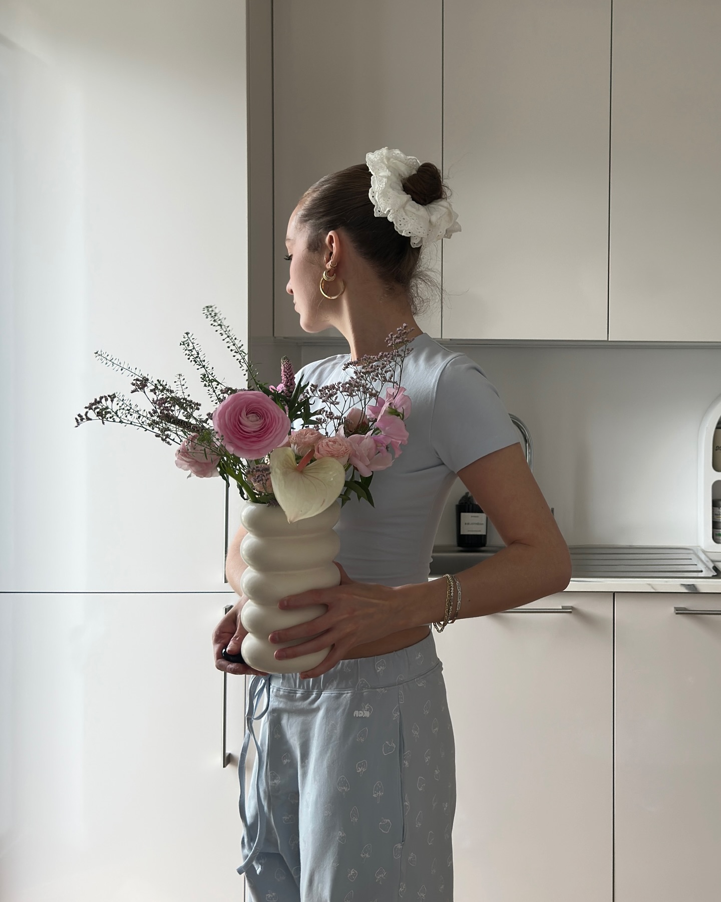 대충 묶었는데도 예쁜 이유?🎀
흘러내리는 머리카락마저 예쁘게 만들어주는 스크런치 매직🤍 이미지2