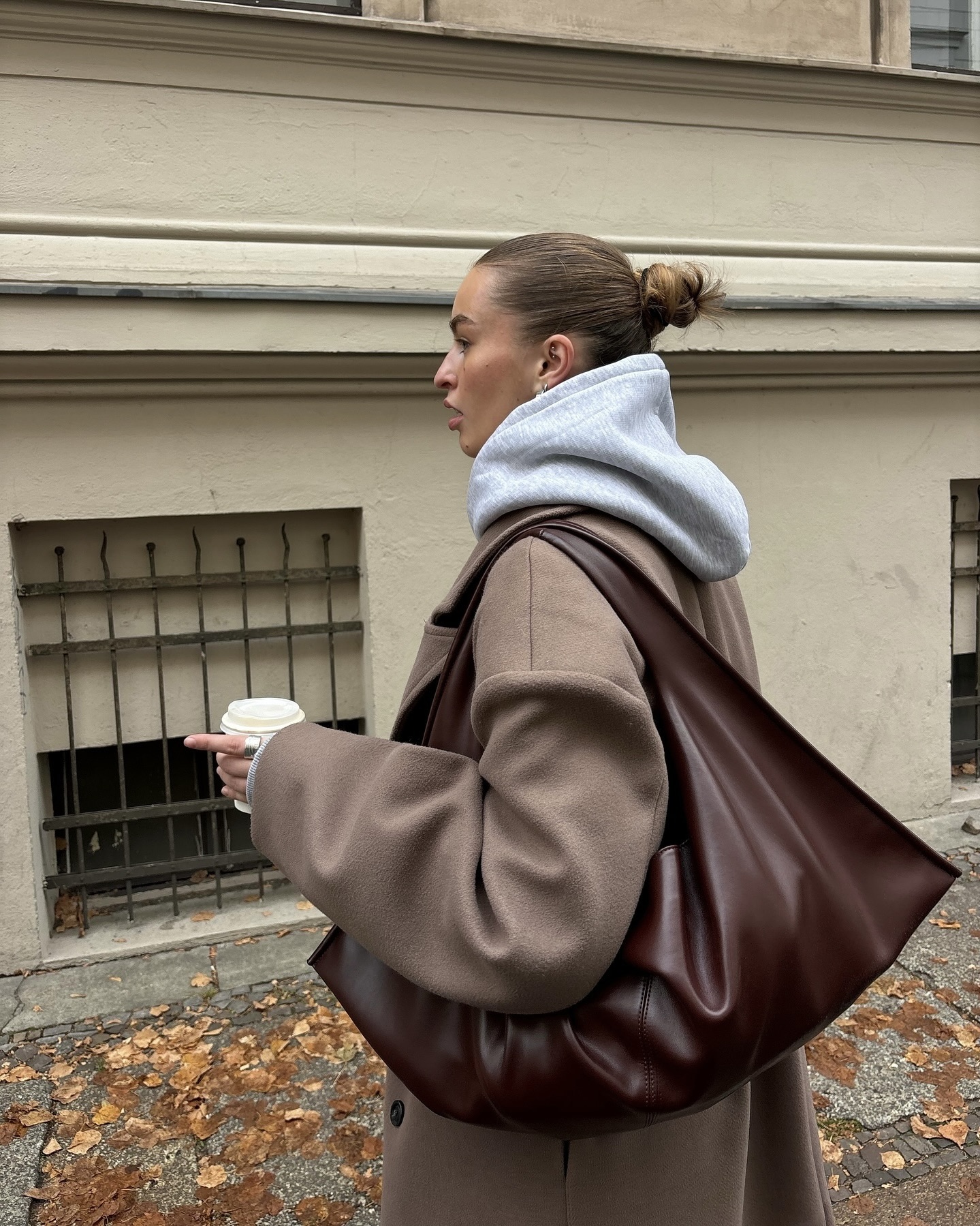 추워진 날씨엔 겹쳐 입는 거지💡
아우터만으론 추울 땐 후드티를 이너로 레이어드해 따뜻함 챙겨🩶 이미지3