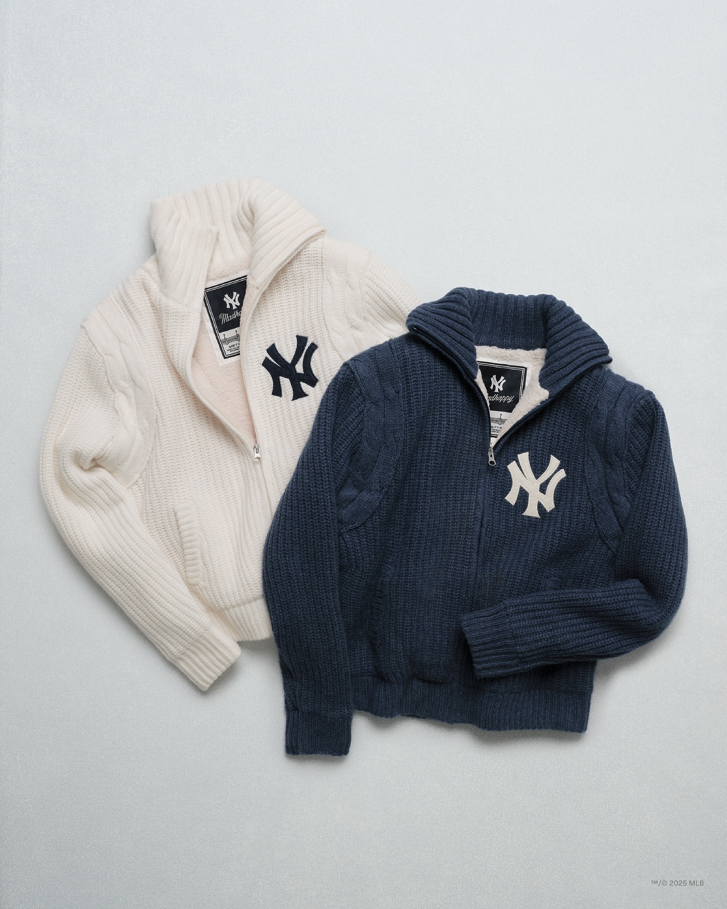 제니처럼 매드해피로 따뜻하게🤎
간절기 아우터는 매드해피 하나로 끝🧵✨
요즘 날씨에 어울리는 매드해피 컬렉션, 지금 소개해드릴게요.
1. 니트 베이스볼 재킷, 50만 원대
앞면의 양키스 로고와 뒷면의 매드해피 자수가 돋보이는 니트 재킷입니다. 리브 짜임으로 클래식한 무드를 더했으며, 메리노 울 소재와 셰르파 안감으로 따뜻하게 착용할 수 있습니다.
2. 프리시티 플리스 집업, 40만 원대
후드 가장자리에 블랭킷 스티치가 포인트로 더해진 집업 후디입니다. 가볍고 부드러운 플리스 소재로 제작되어 데일리로 편안하게 착용할 수 있습니다.
3. 클래식 플리스 크루넥, 20만 원대
매드해피 로고 자수와 넥라인에 더해진 스티치 디테일이 포인트입니다. 코튼 플리스 소재로 제작되어 포근한 착용감을 주며, 유니섹스 핏으로 가을시즌 데일리룩으로 활용하기 좋습니다. 이미지4