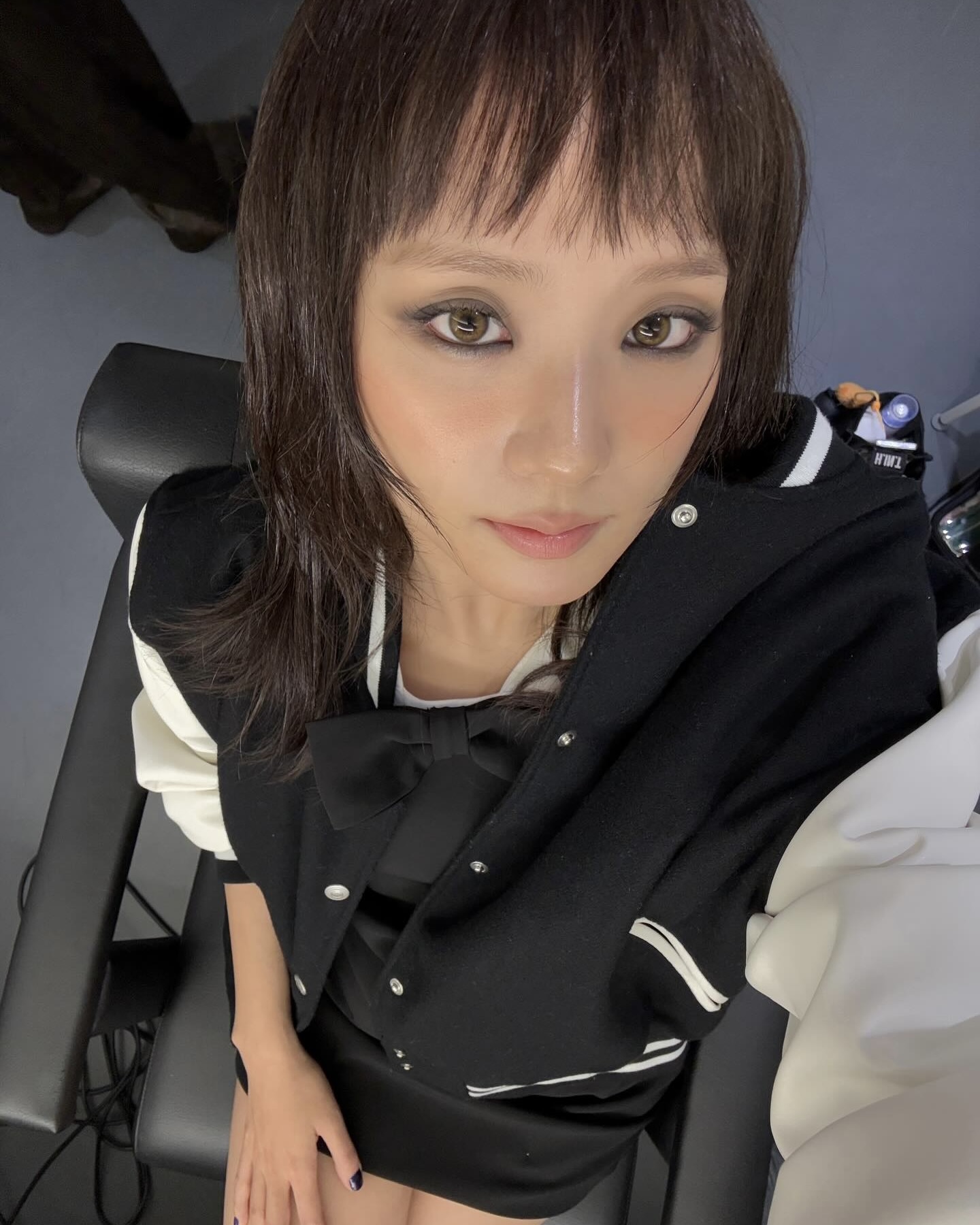 이 메컵은 여심을 사로잡아...😳
눈빛에 빠져드는 다크 사이렌 메이크업,아르켜줄게🦋🖤

지금 핫한 메이크업은? 바로 다크 사이렌 메이크업입니다. 단순한 스모키와는 달리, 몽환적이면서도 신비롭고 매혹적인 아이 메이크업이 돋보입니다. 완전한 블랙이 아닌, 그레이, 다크 브라운, 블루 톤을 섞어 부드럽게 블렌딩 하는 것이 포인트죠.

두꺼운 아이라인 대신 번진듯한 음영과 실버, 화이트 글리터를 더하면 차갑고 신비로운 느낌을 줍니다. 여기에 입체감 있는 촉촉하고 투명한 광택감과 누드보다 진한 글로우 립이 더해지면 다크 사이렌 메이크업이 완성됩니다. 이미지7