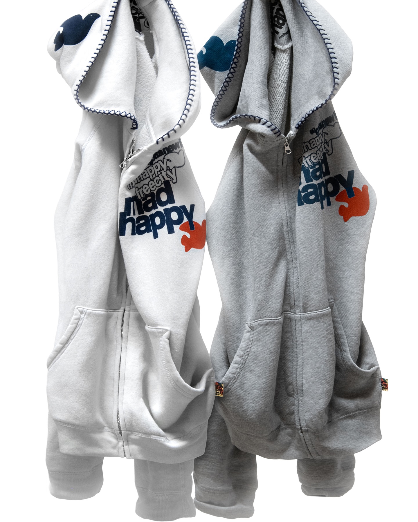 제니처럼 매드해피로 따뜻하게🤎
간절기 아우터는 매드해피 하나로 끝🧵✨
요즘 날씨에 어울리는 매드해피 컬렉션, 지금 소개해드릴게요.
1. 니트 베이스볼 재킷, 50만 원대
앞면의 양키스 로고와 뒷면의 매드해피 자수가 돋보이는 니트 재킷입니다. 리브 짜임으로 클래식한 무드를 더했으며, 메리노 울 소재와 셰르파 안감으로 따뜻하게 착용할 수 있습니다.
2. 프리시티 플리스 집업, 40만 원대
후드 가장자리에 블랭킷 스티치가 포인트로 더해진 집업 후디입니다. 가볍고 부드러운 플리스 소재로 제작되어 데일리로 편안하게 착용할 수 있습니다.
3. 클래식 플리스 크루넥, 20만 원대
매드해피 로고 자수와 넥라인에 더해진 스티치 디테일이 포인트입니다. 코튼 플리스 소재로 제작되어 포근한 착용감을 주며, 유니섹스 핏으로 가을시즌 데일리룩으로 활용하기 좋습니다. 이미지6